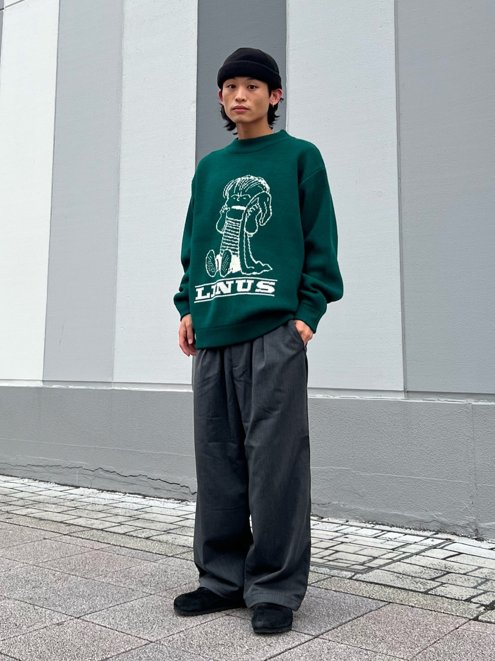 グリーン系のニット/セーター、ブラック系のサンダル、ブラック系のスラックスを着用したメンズの秋コーディネートの1枚目の写真