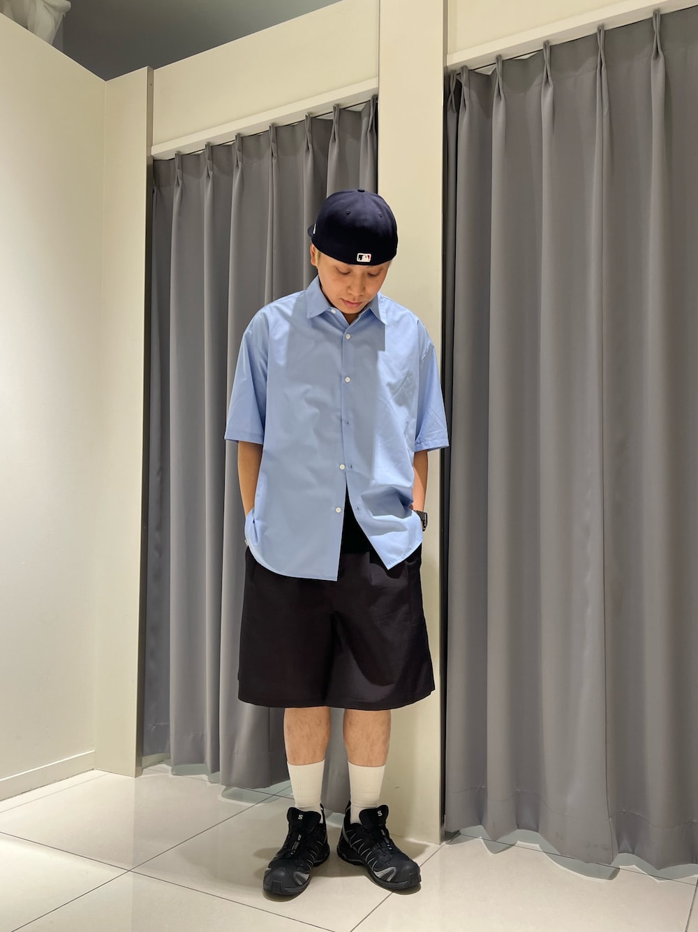 ブルー系のシャツ/ブラウス、グレー系のその他パンツを着用したメンズの夏コーディネートの1枚目の写真