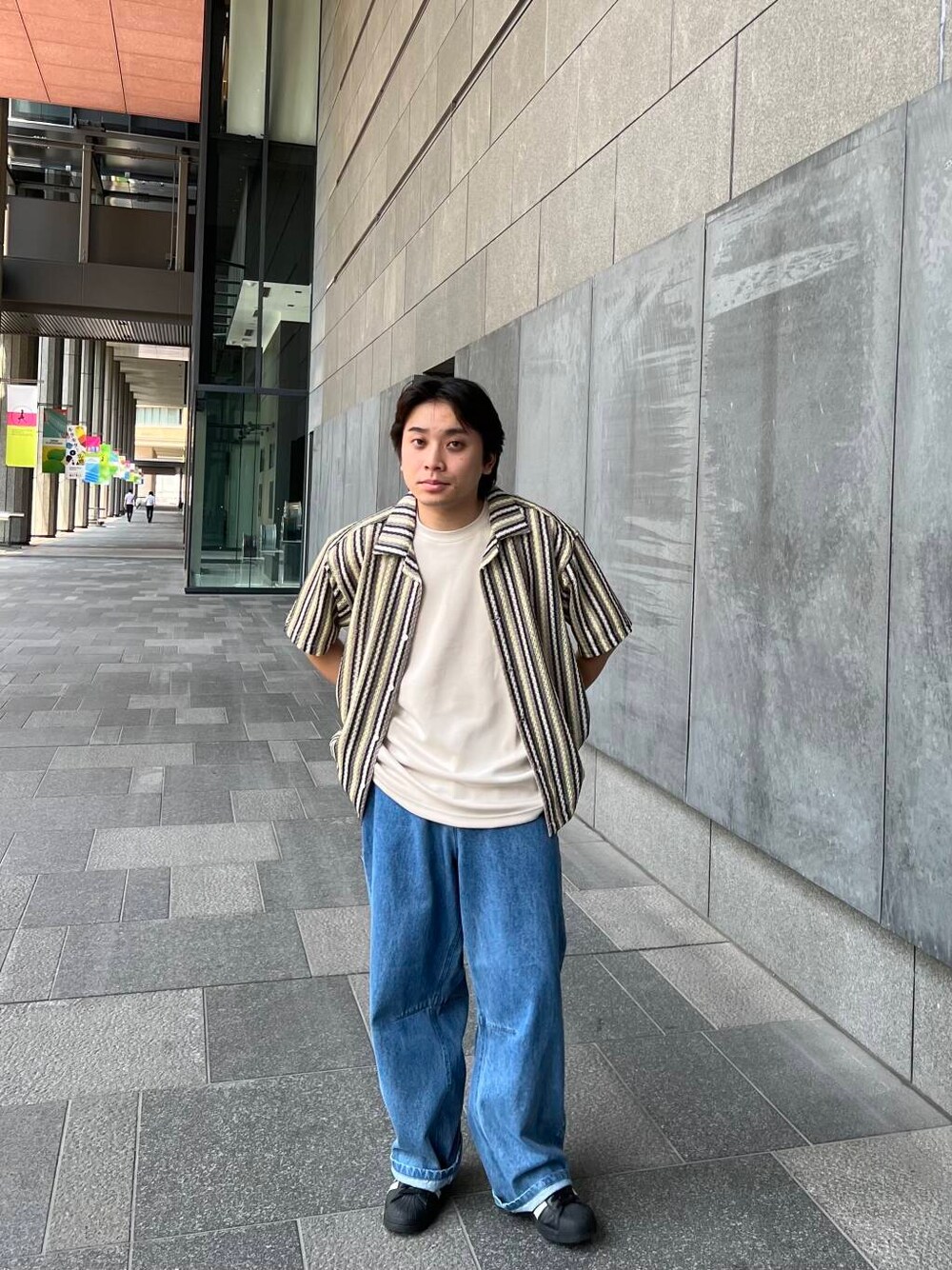 ベージュ系のTシャツ/カットソー、その他のシャツ/ブラウス、ブルー系のデニムパンツを着用したメンズの夏コーディネートの1枚目の写真