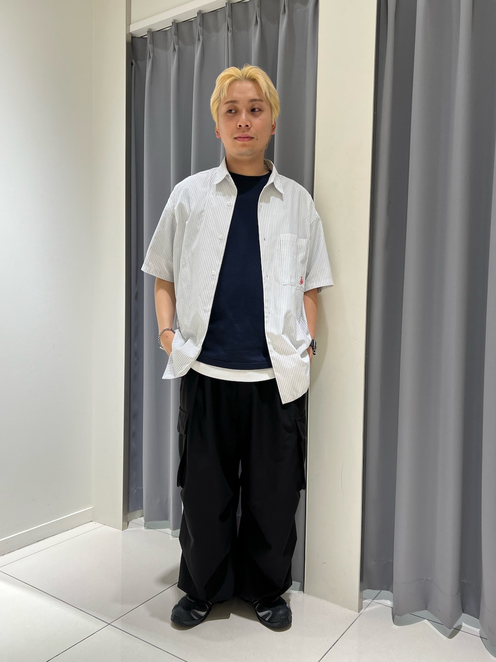ホワイト系のシャツ/ブラウス、ホワイト系のタンクトップ、ブラック系のその他パンツを着用したメンズの夏コーディネートの1枚目の写真