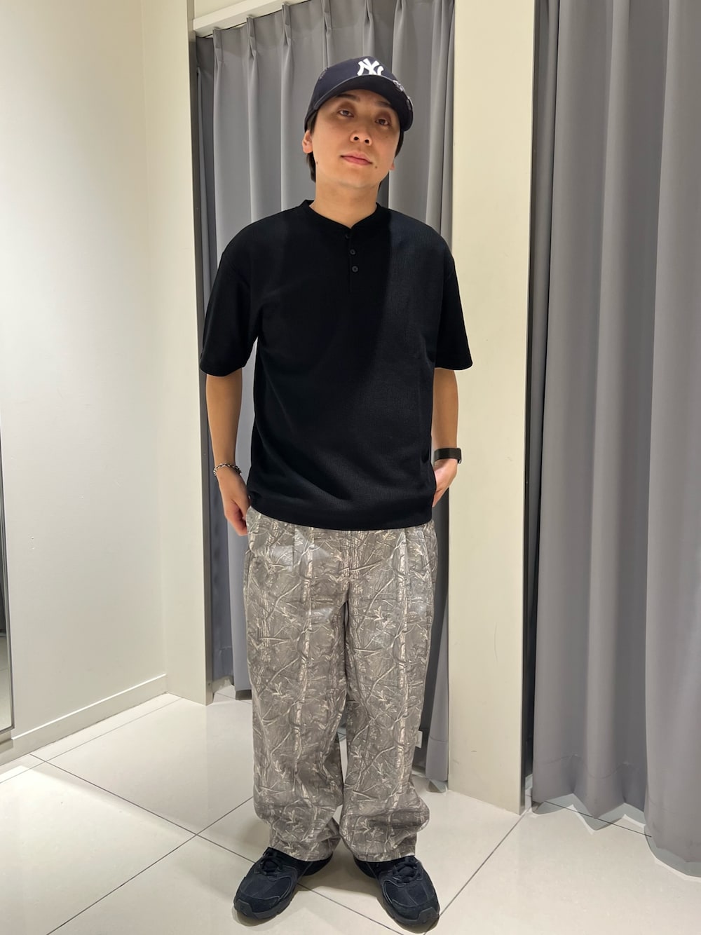 グレー系のその他パンツ、ブラック系のTシャツ/カットソーを着用したメンズの夏コーディネートの1枚目の写真