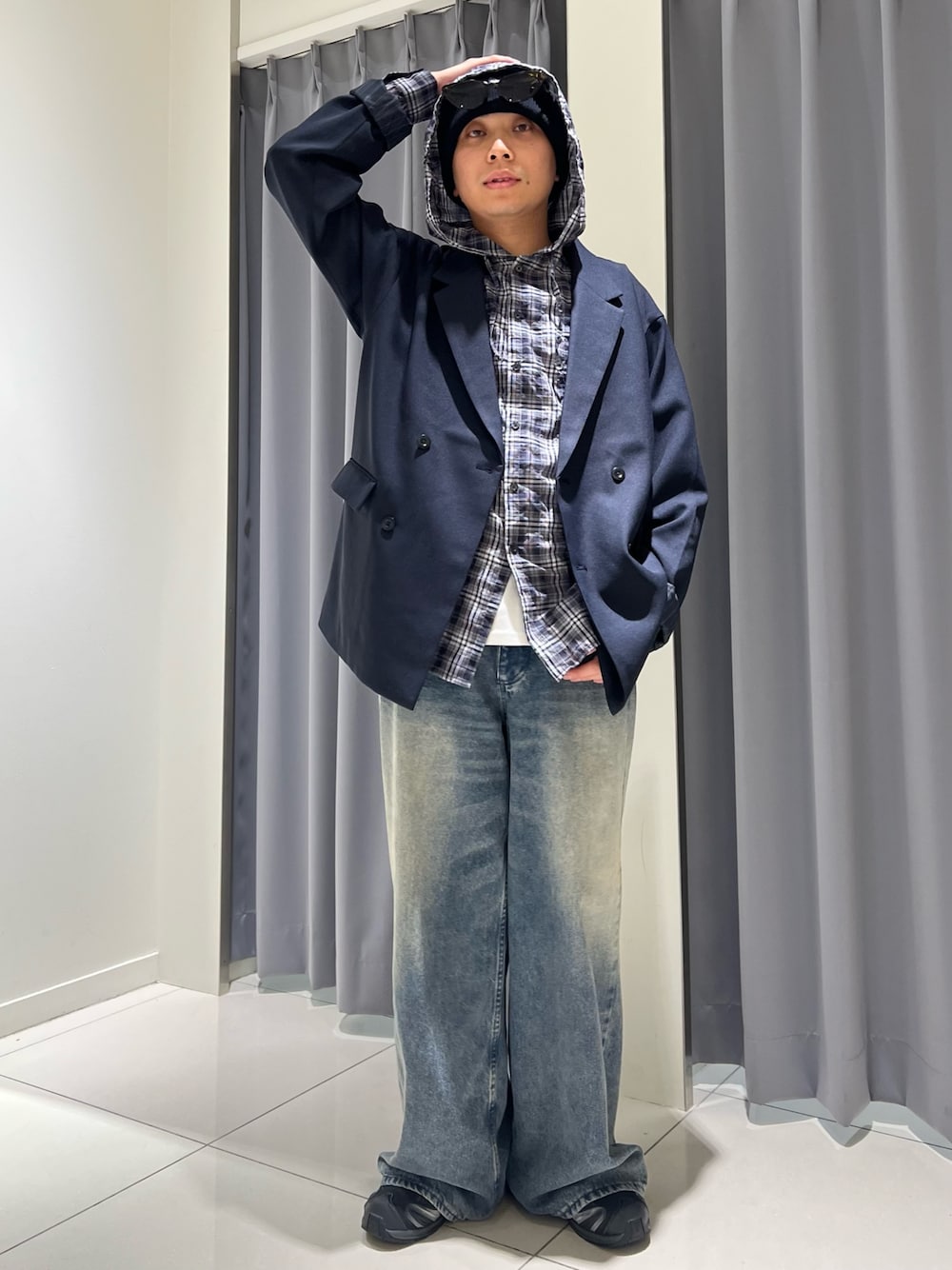 ブルー系のデニムパンツ、ブルー系のシャツ/ブラウス、ブルー系のその他アウターを着用したメンズの秋コーディネートの1枚目の写真