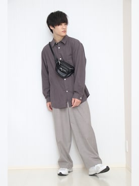 「くすみカラー」｜「アイテム（ボディバッグ/ウエストポーチ）」を使った、みやーきさん（メンズ・171cm）の秋コーディネート
