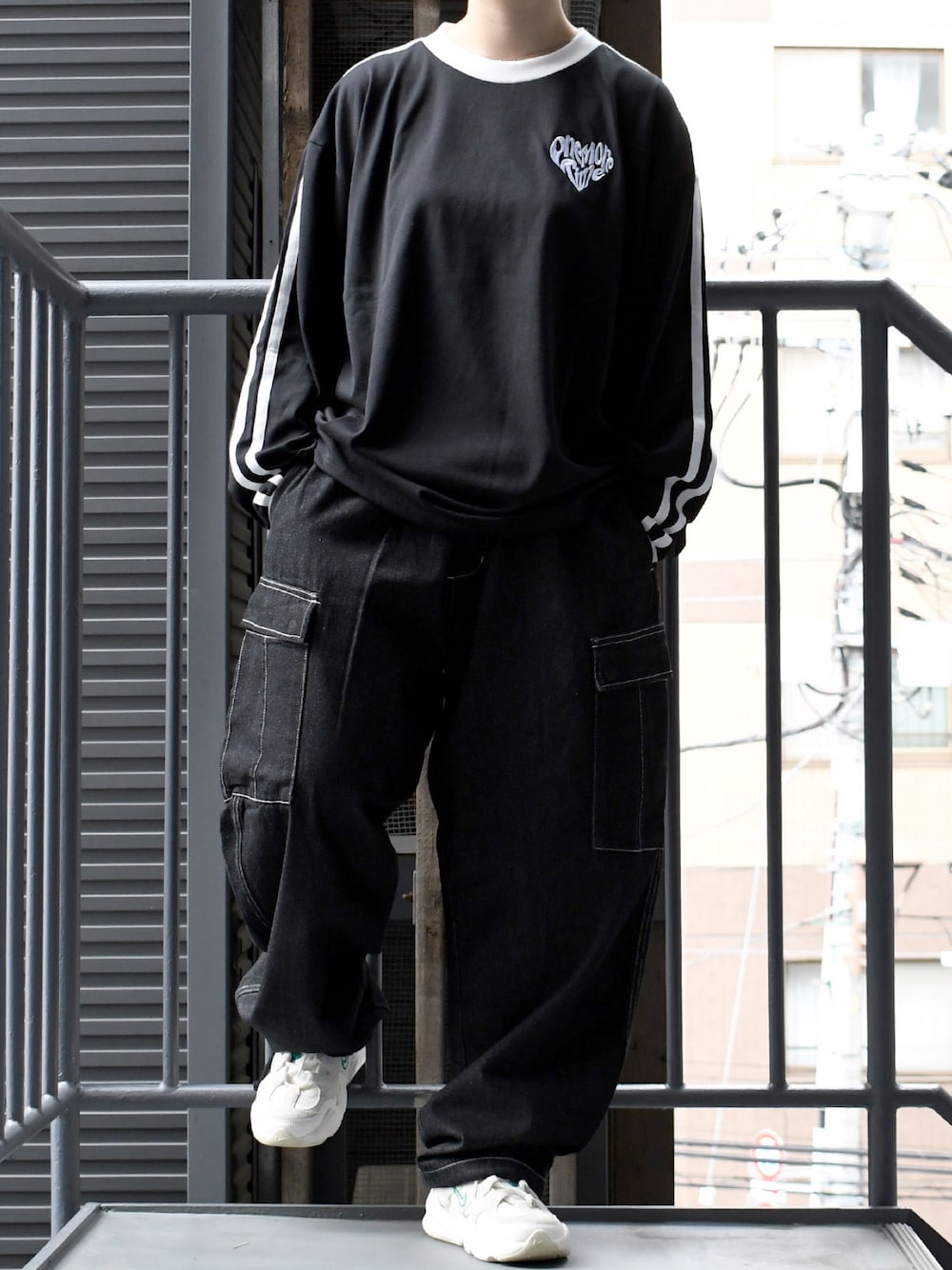「秋コーデ、シンプルスタイル、カーゴパンツ、スニーカーコーデ、デニムパンツ、STARTING OVER」｜「Starting Overのoversize sleeve line ringer long sleeve T-shirt/オーバーサイズ 袖ライン フロント刺繍 リンガー ロングスリーブTシャツ（Tシャツ/カットソー、ブラック系）」を使った、StartingOver_officialさん（メンズ・175cm）の秋コーディネートの1枚目の写真