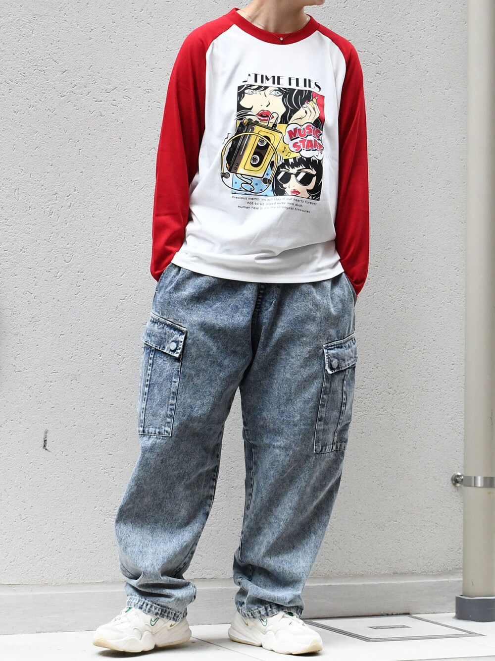 レッド系のTシャツ/カットソー、ブルー系のカーゴパンツを着用したメンズの秋コーディネートの1枚目の写真