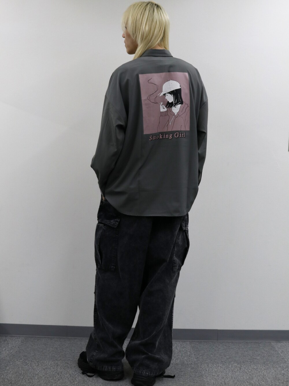 グレー系のシャツ/ブラウス、ブラック系のカーゴパンツ、グレー系のリングを着用したメンズの冬コーディネートの1枚目の写真