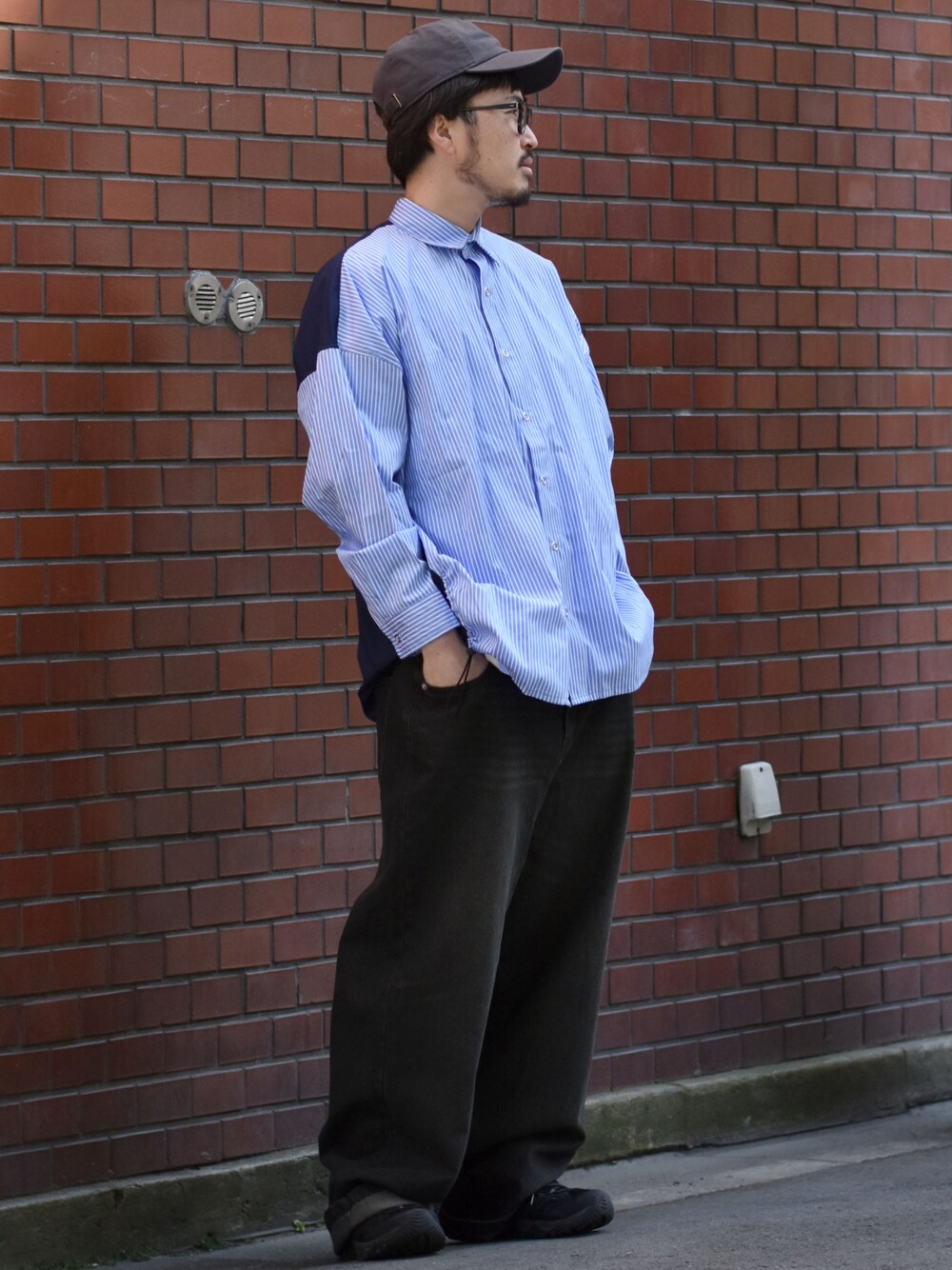 ブルー系のシャツ/ブラウス、ブラック系のデニムパンツ、その他のブレスレットを着用したメンズの春コーディネートの1枚目の写真