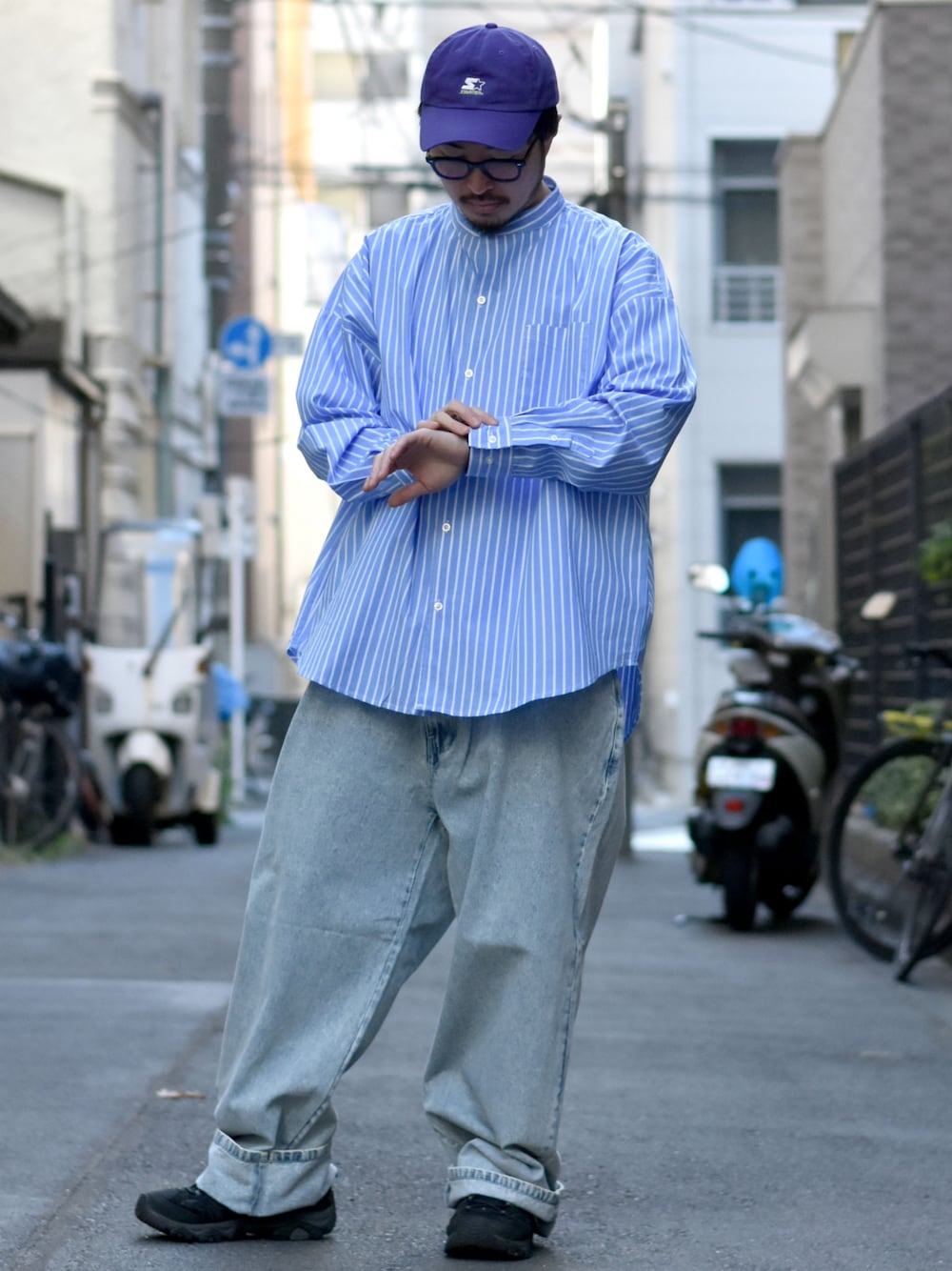 ブルー系のシャツ/ブラウス、ブルー系のデニムパンツ、その他のブレスレットを着用したメンズの春コーディネートの1枚目の写真