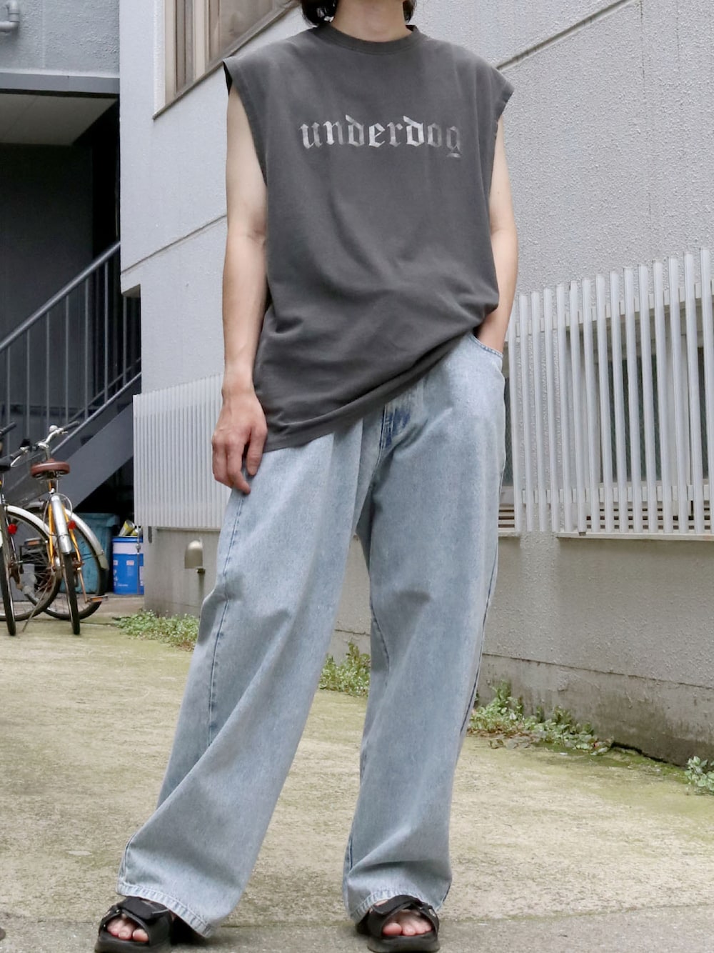 「韓国ファッション、サンダル、タンクトップ、デニムパンツ、ノースリーブ、STARTING OVER」｜「Starting OverのPigment hard wash no sleeve/ピグメント ハードウォッシュ ノースリーブ/タンクトップ（タンクトップ、ブラック系）」を使った、StartingOver_officialさん（メンズ・175cm）の夏コーディネートの1枚目の写真
