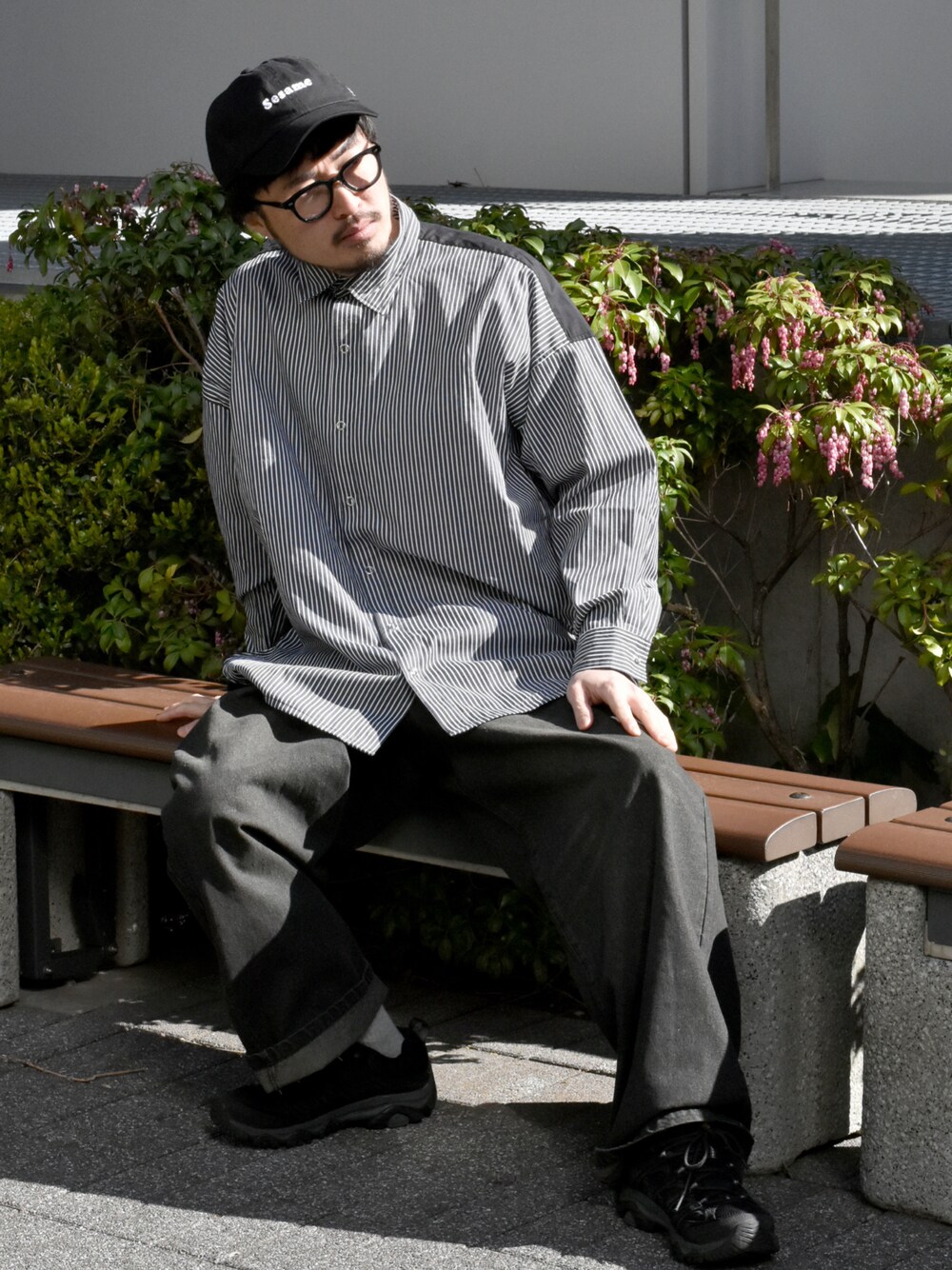 ブラック系のシャツ/ブラウス、ブラック系のデニムパンツ、グレー系のリングを着用したメンズの春コーディネートの1枚目の写真