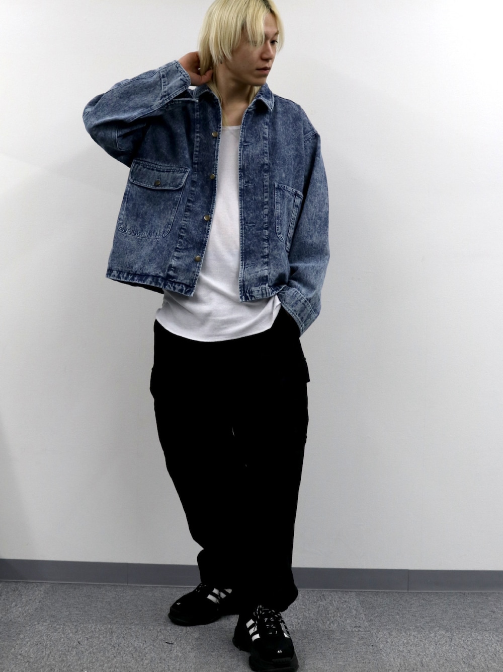 ブルー系のデニムジャケット、ブラック系のカーゴパンツ、グレー系のリングを着用したメンズの冬コーディネートの1枚目の写真