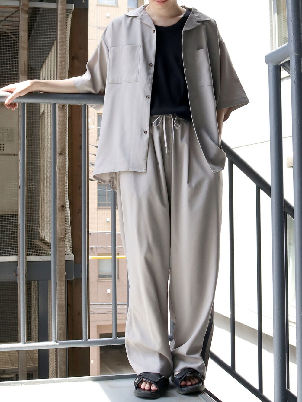 ベージュ系のシャツ/ブラウス、ブラック系のTシャツ/カットソー、ベージュ系のスラックスを着用したメンズの夏コーディネートの1枚目の写真