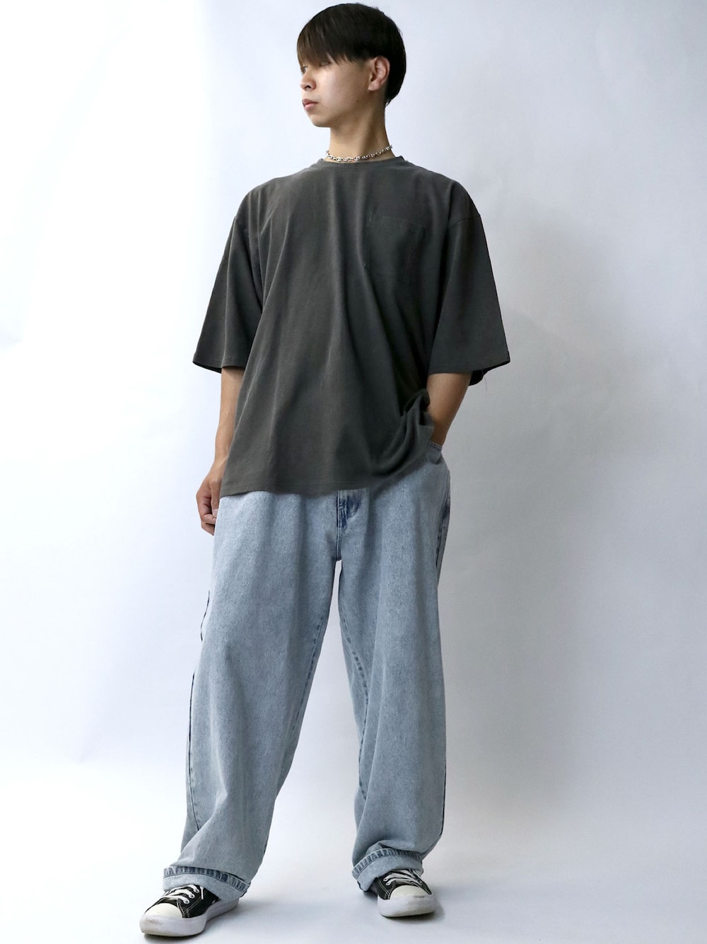 ブラック系のTシャツ/カットソー、ブルー系のデニムパンツ、ブラック系のスニーカーを着用したメンズの夏コーディネートの1枚目の写真