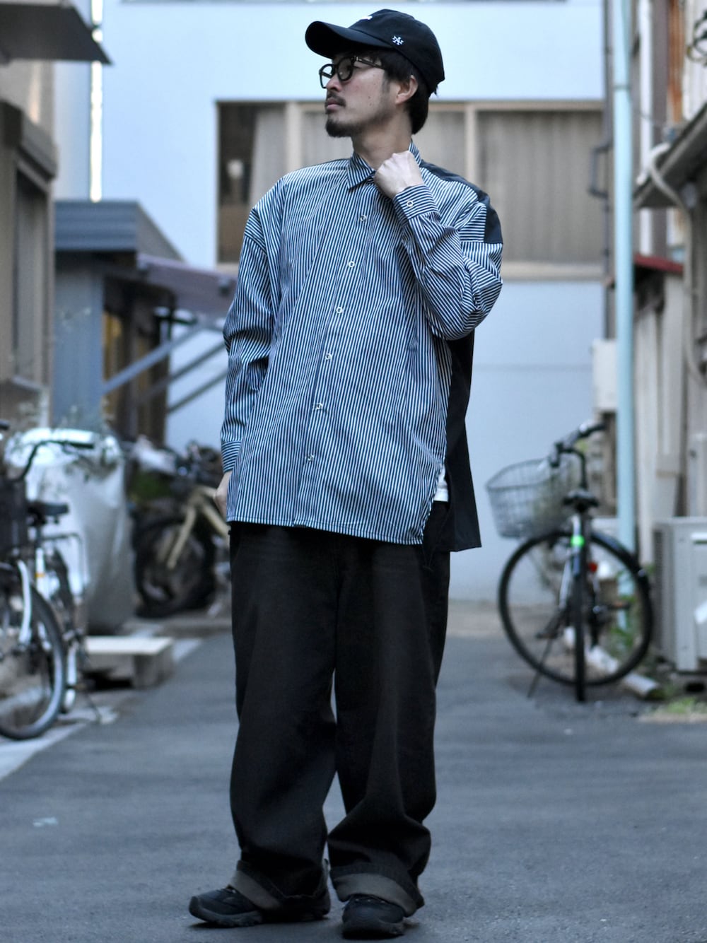 ブラック系のシャツ/ブラウス、ブラック系のデニムパンツ、その他のブレスレットを着用したメンズの春コーディネートの1枚目の写真