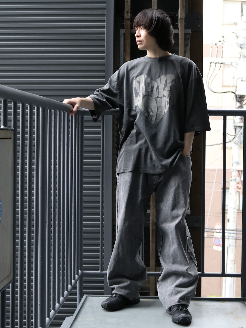 「休日スタイル、モノトーン、プリントTシャツ、プリントT、ブラックデニム、デニムパンツ、スニーカーコーデ、夏コーデ、ワントーンコーデ、STARTING OVER」｜「Starting OverのPigment hard wash T-shirt/ピグメント ハードウォッシュ 半袖 Tシャツ（Tシャツ/カットソー、ブラック系）」を使った、StartingOver_officialさん（メンズ・175cm）の春コーディネートの1枚目の写真