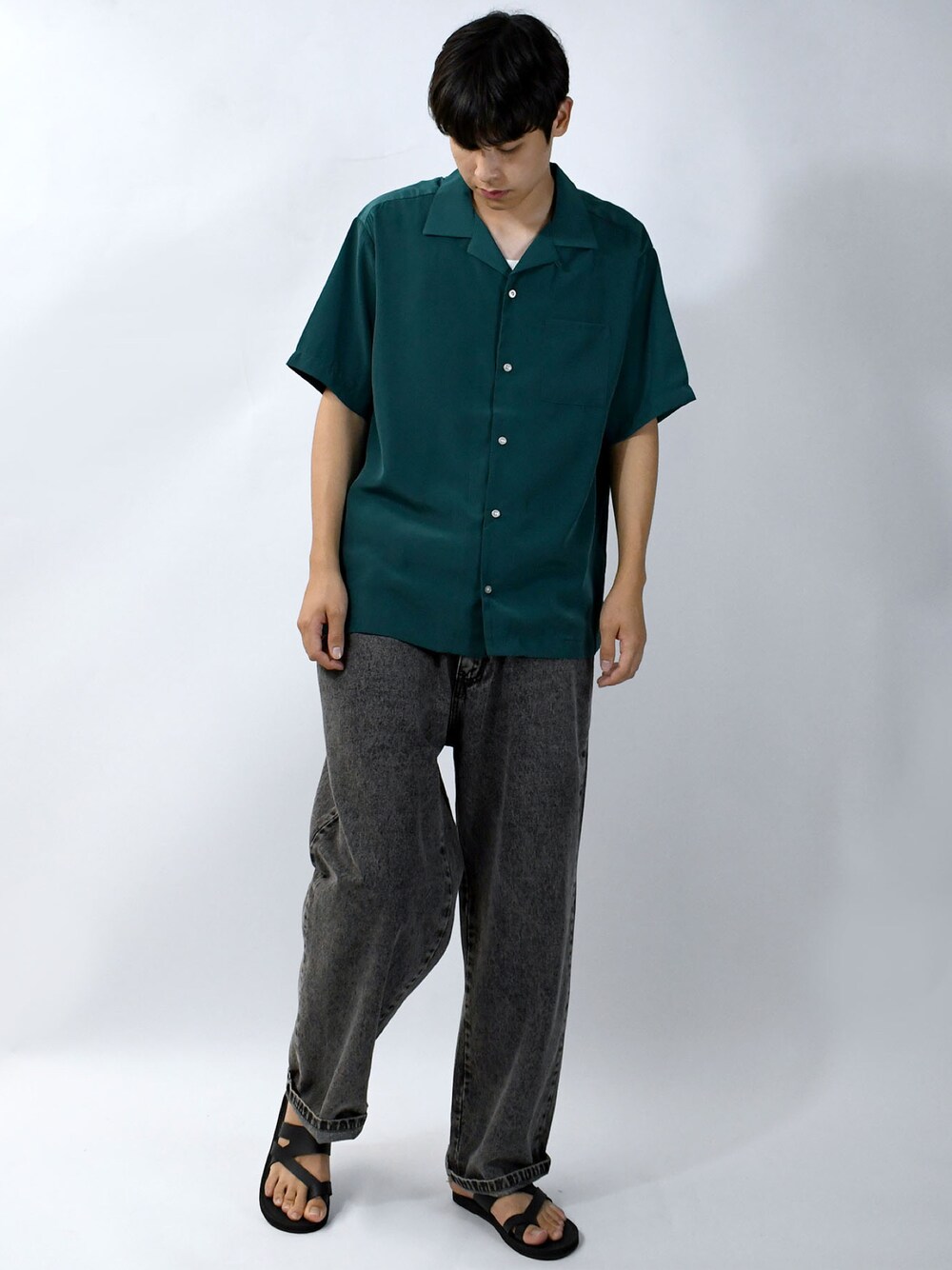 グリーン系のシャツ/ブラウス、ブラック系のデニムパンツ、ブラック系のサンダルを着用したメンズの夏コーディネートの1枚目の写真