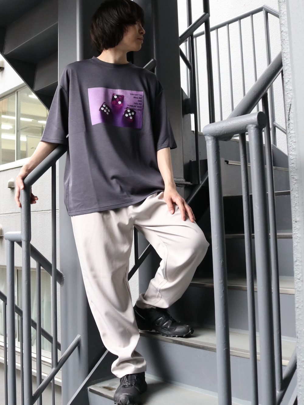 グレー系のTシャツ/カットソー、ベージュ系のスラックス、シルバー系のリングを着用したメンズの春コーディネートの1枚目の写真