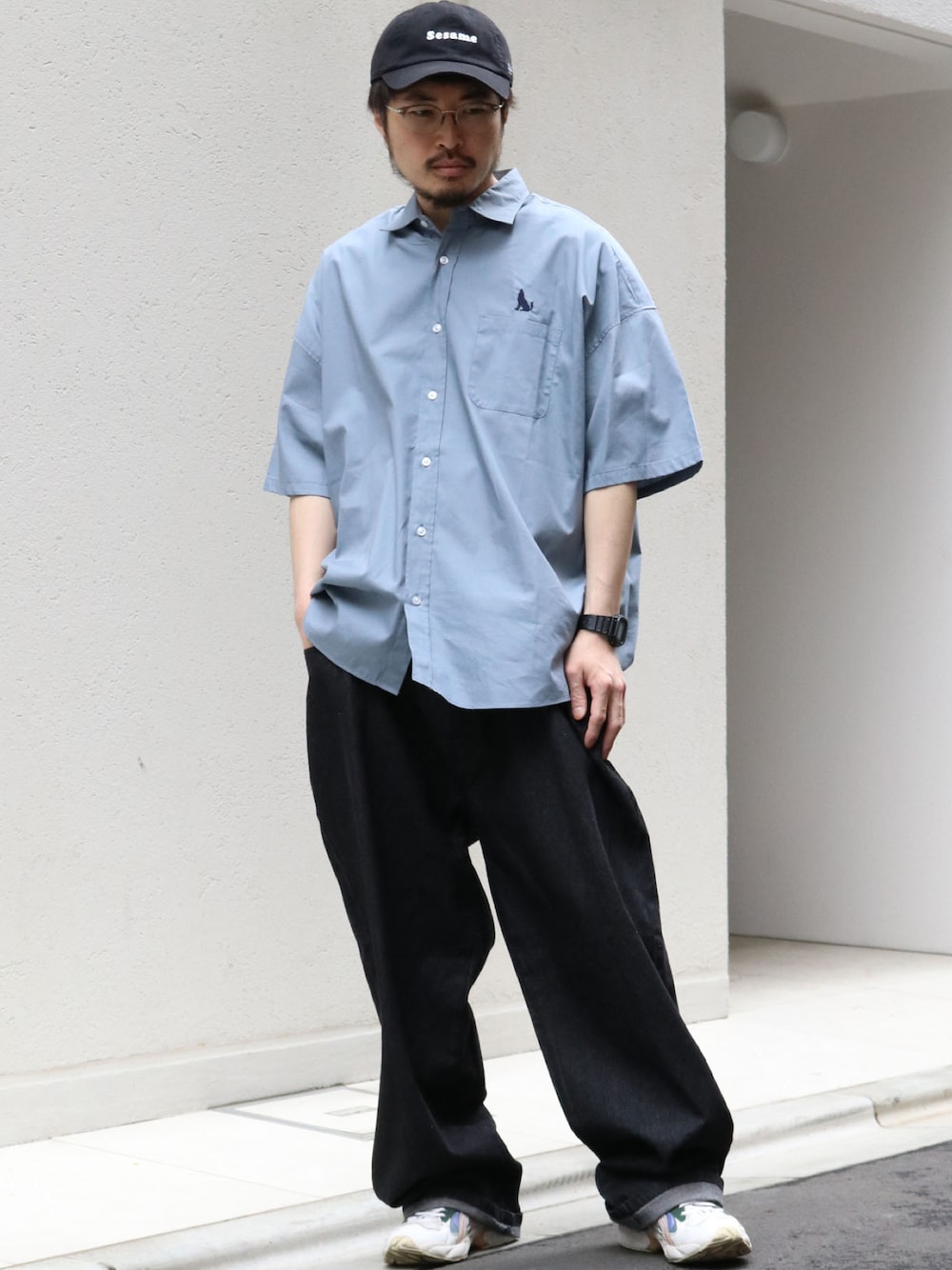 ブルー系のシャツ/ブラウス、ブラック系のデニムパンツ、その他のリングを着用したメンズの夏コーディネートの1枚目の写真