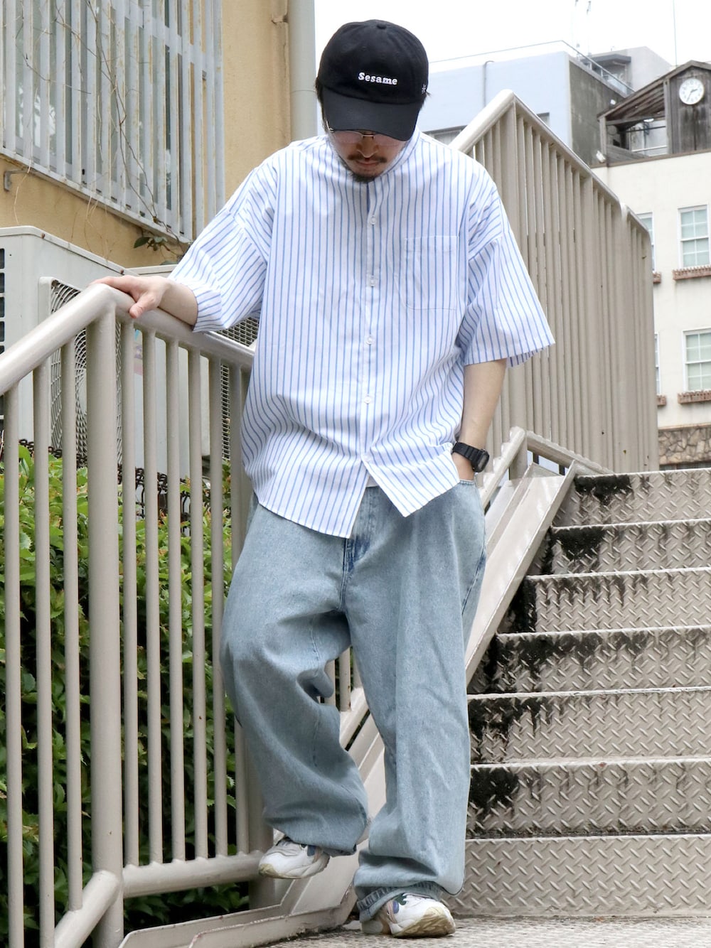 ホワイト系のシャツ/ブラウス、ブルー系のデニムパンツ、その他のリングを着用したメンズの春コーディネートの1枚目の写真