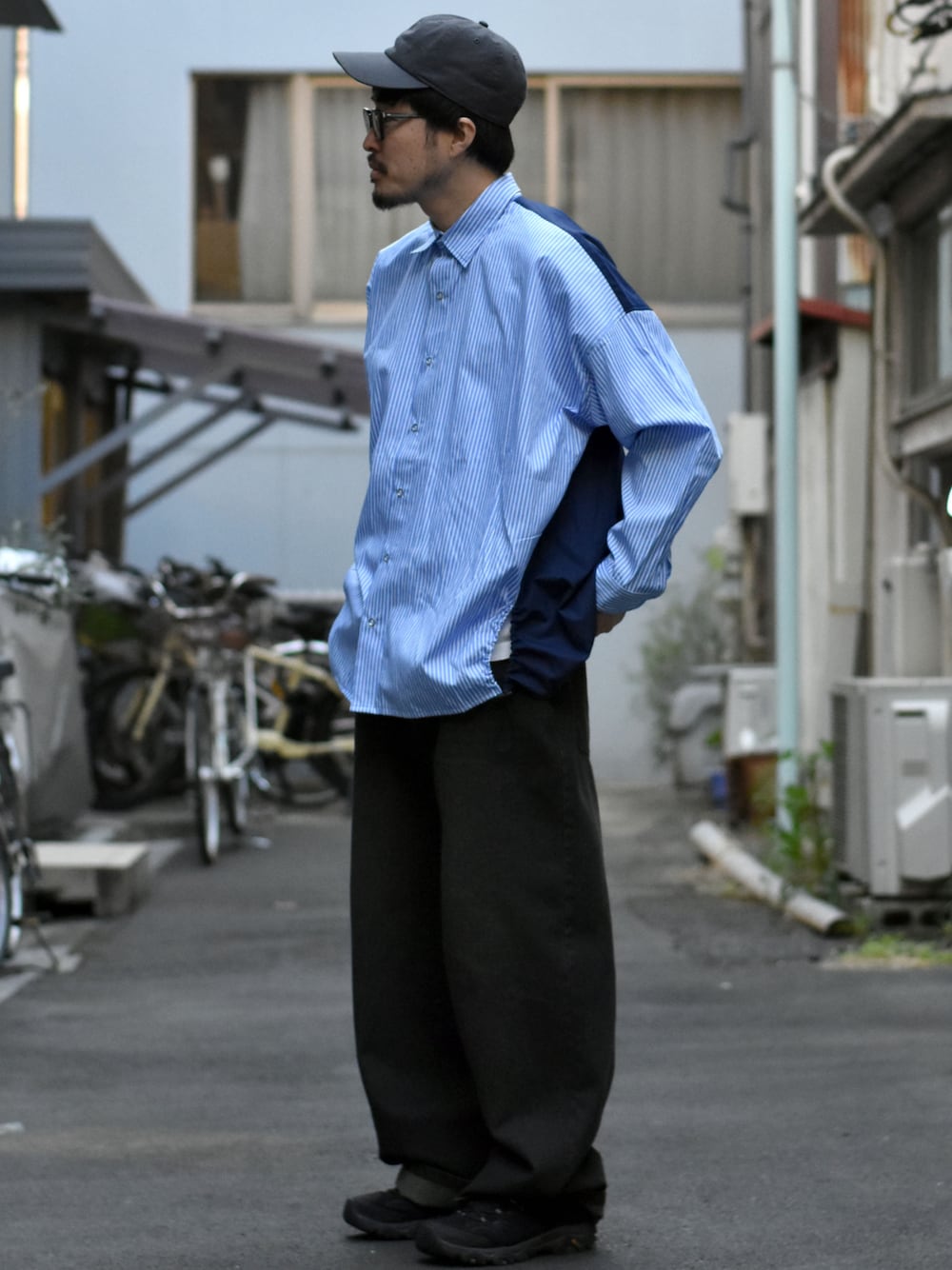 ブルー系のシャツ/ブラウス、ブラック系のデニムパンツ、グレー系のリングを着用したメンズの春コーディネートの1枚目の写真