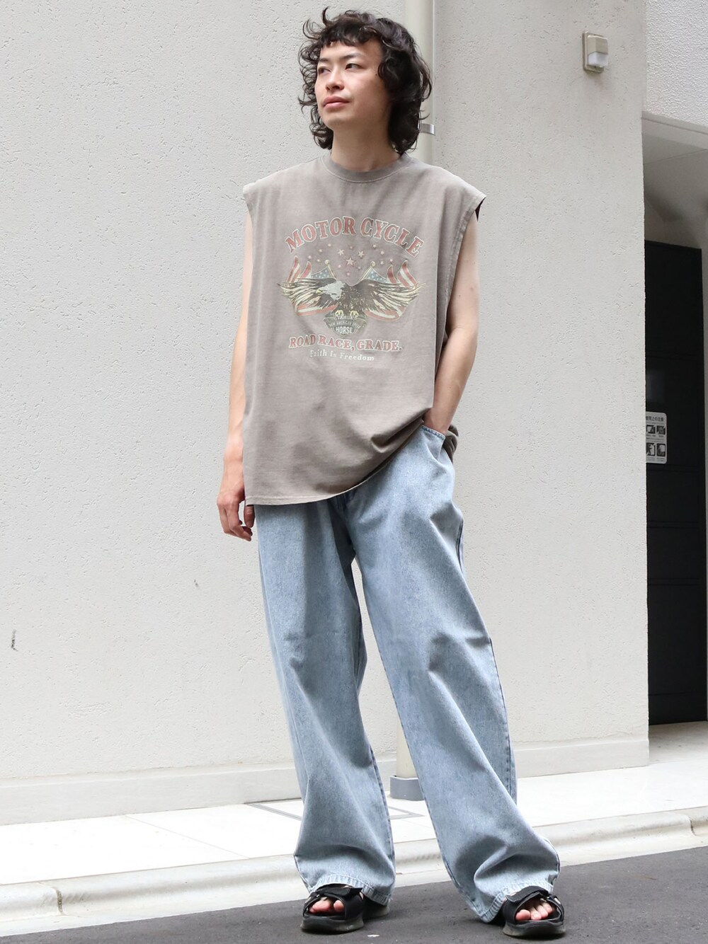 ブラウン系のTシャツ/カットソー、ブルー系のデニムパンツ、グレー系のリングを着用したメンズの夏コーディネートの1枚目の写真