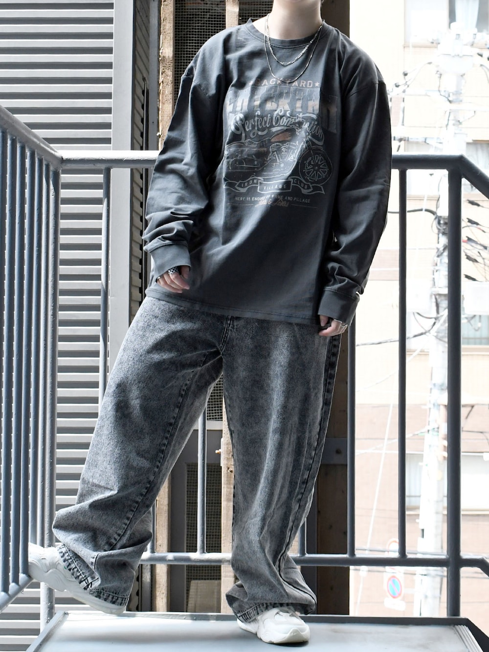 「秋服準備はじめました、シンプルコーデ、秋コーデ、ロンT、デニム、ブラックデニム、STARTING OVER」｜「Starting OverのPigment hard wash long sleeve T-shirt/ピグメント ハードウォッシュ 長袖 Tシャツ/ロンT（Tシャツ/カットソー、ブラック系）」を使った、StartingOver_officialさん（メンズ・175cm）の夏コーディネートの1枚目の写真