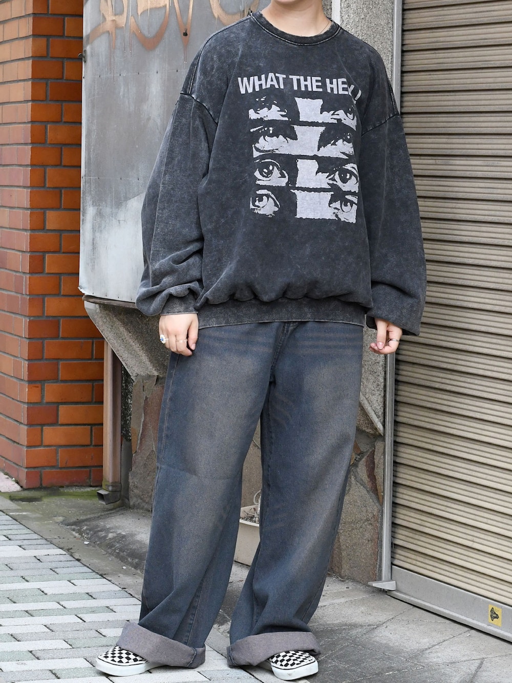 ブラック系のスウェット、ブルー系のデニムパンツ、ブラック系のスニーカーを着用したメンズの秋コーディネートの1枚目の写真