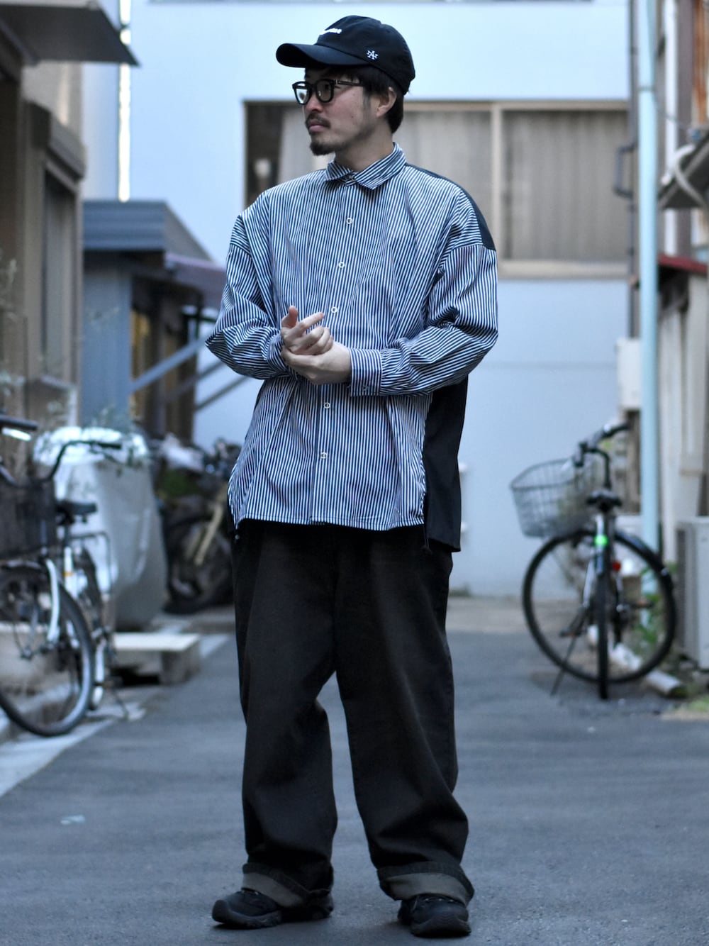 ブラック系のシャツ/ブラウス、ブラック系のデニムパンツ、シルバー系のリングを着用したメンズの春コーディネートの1枚目の写真