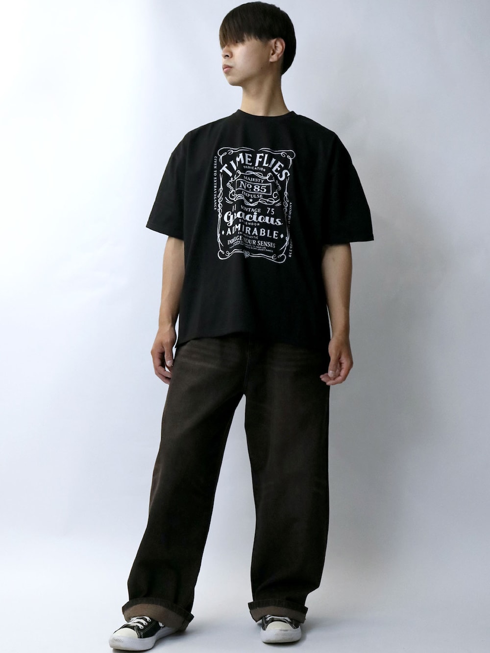 ブラック系のTシャツ/カットソー、ブラック系のデニムパンツ、ブラック系のスニーカーを着用したメンズの夏コーディネートの1枚目の写真