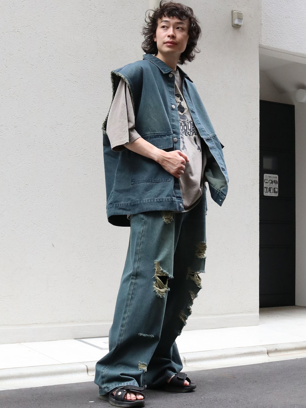 ブルー系のベスト、ブラウン系のTシャツ/カットソー、ブルー系のデニムパンツを着用したメンズの夏コーディネートの1枚目の写真