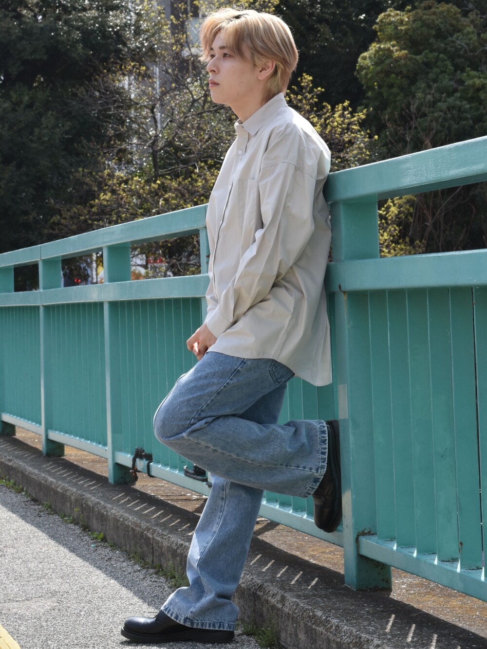 ベージュ系のシャツ/ブラウス、ブルー系のデニムパンツ、ブラック系のブーツを着用したメンズの春コーディネートの1枚目の写真