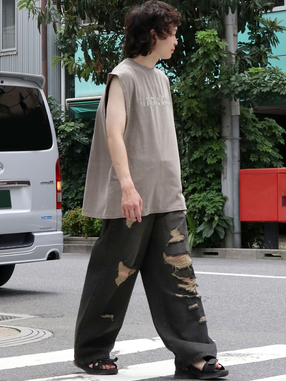 ブラウン系のTシャツ/カットソー、ブルー系のデニムパンツ、ブラック系のサンダルを着用したメンズの夏コーディネートの1枚目の写真