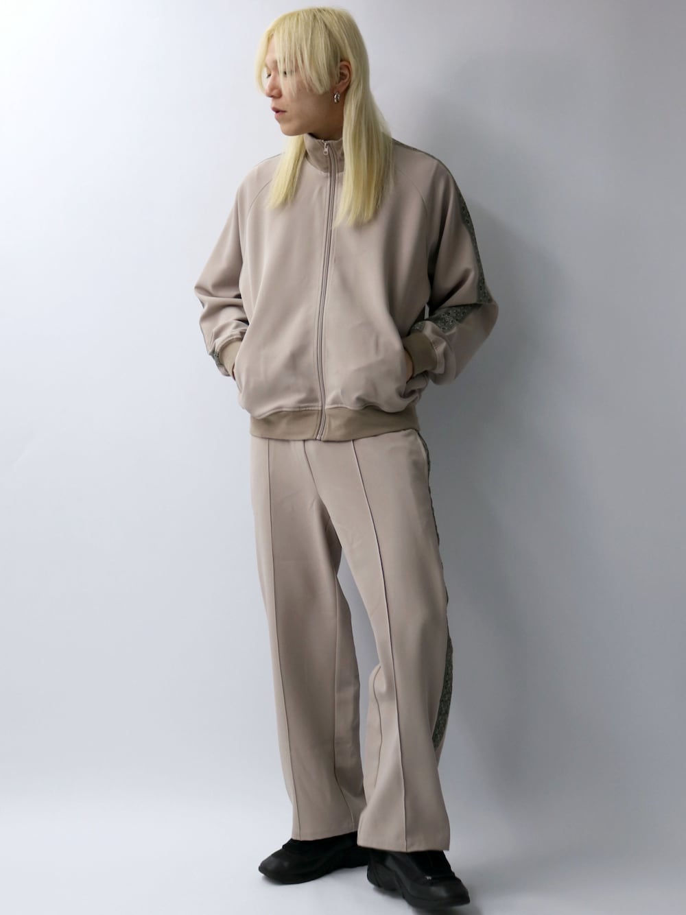 ベージュ系のジャージ、ベージュ系のその他パンツ、その他のブレスレットを着用したメンズの春コーディネートの1枚目の写真