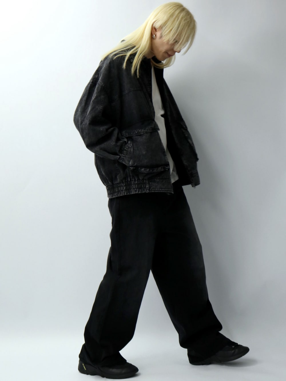 ブラック系のミリタリージャケット、ブラック系のデニムパンツ、その他のブレスレットを着用したメンズの春コーディネートの1枚目の写真