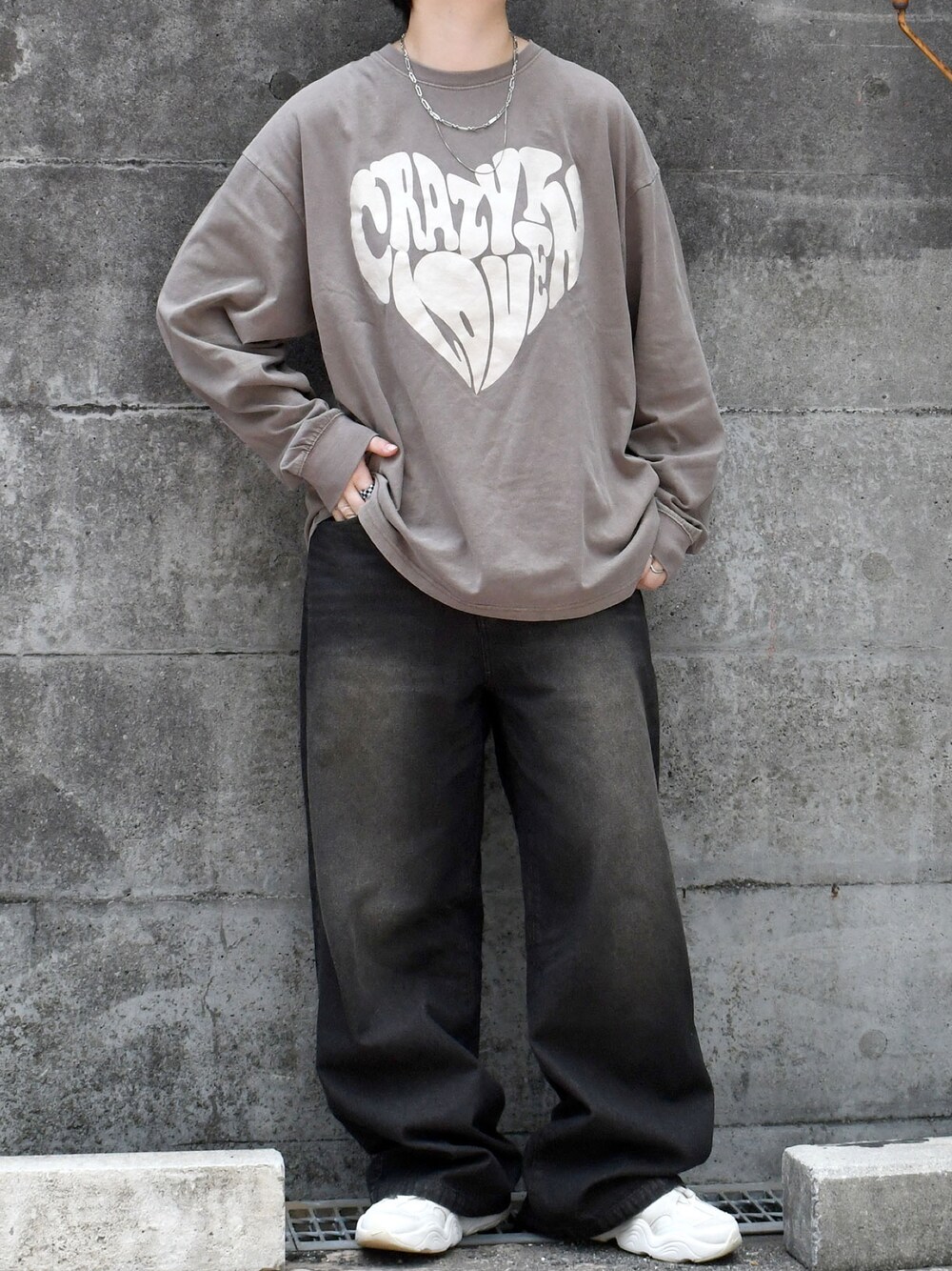 ブラウン系のTシャツ/カットソー、ブラック系のデニムパンツを着用したメンズの秋コーディネートの1枚目の写真
