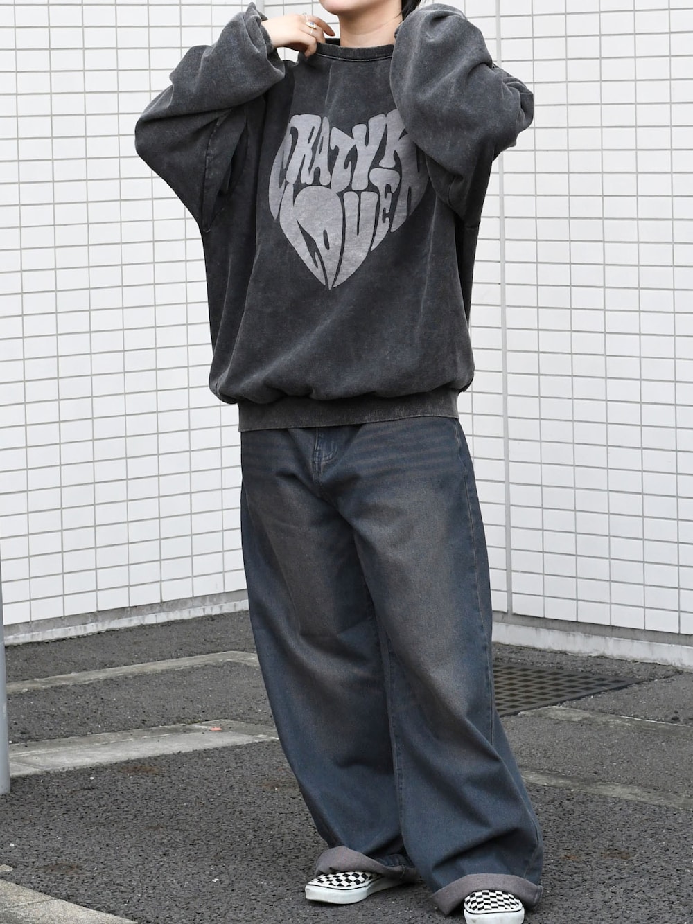 ブラック系のスウェット、ブルー系のデニムパンツ、ブラック系のスニーカーを着用したメンズの秋コーディネートの1枚目の写真
