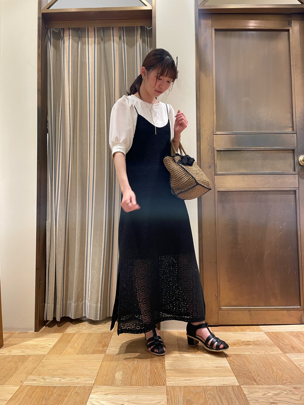 ホワイト系のTシャツ/カットソー、ブラック系のワンピース、ブラック系のサンダルを着用したレディースの春コーディネートの1枚目の写真