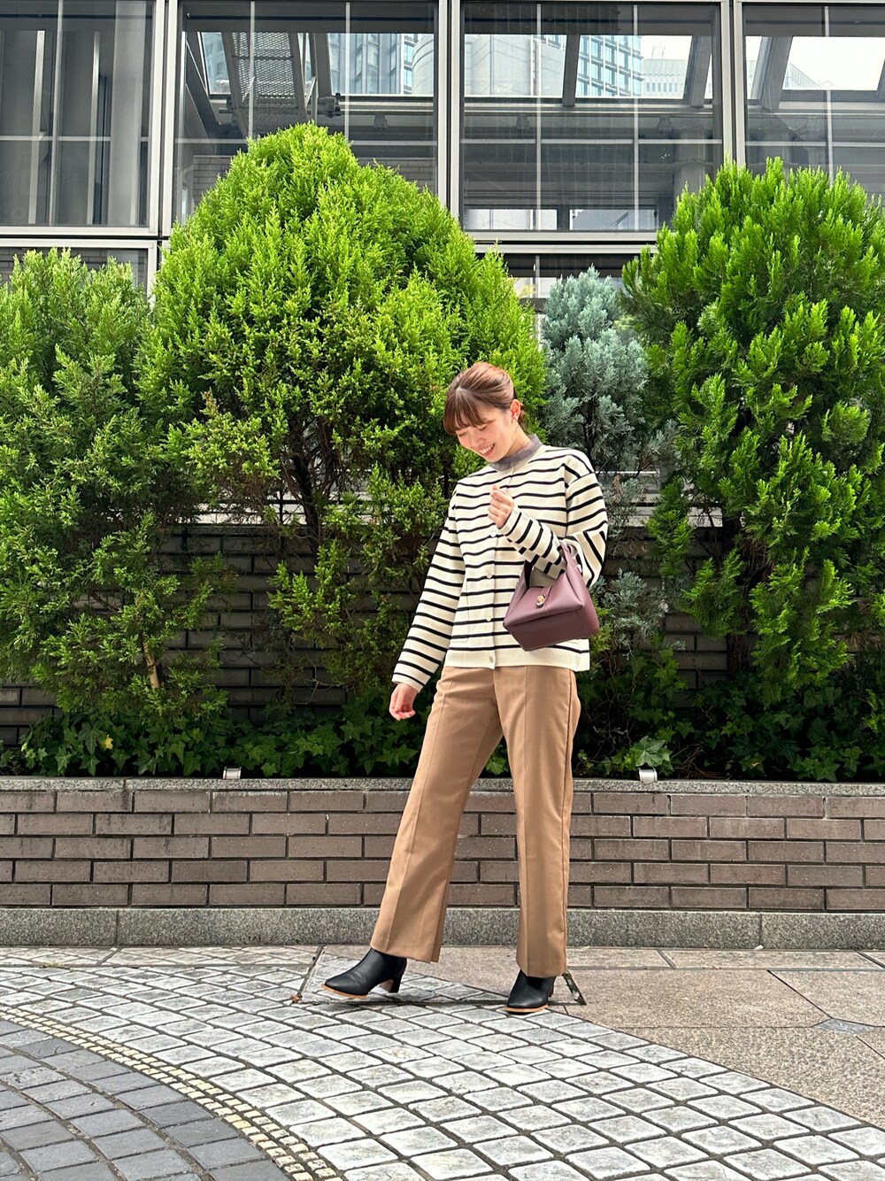 ベージュ系のカーディガン/ボレロ、グレー系のTシャツ/カットソー、ブラック系のブーツを着用したレディースの秋コーディネートの1枚目の写真