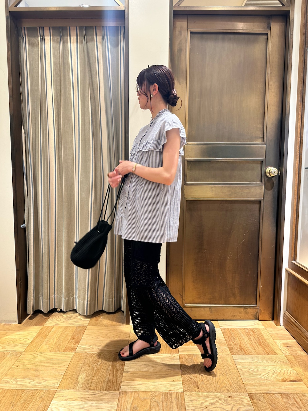 ブルー系のシャツ/ブラウス、ブラック系のその他パンツ、ブラック系のハンドバッグを着用したレディースの夏コーディネートの1枚目の写真