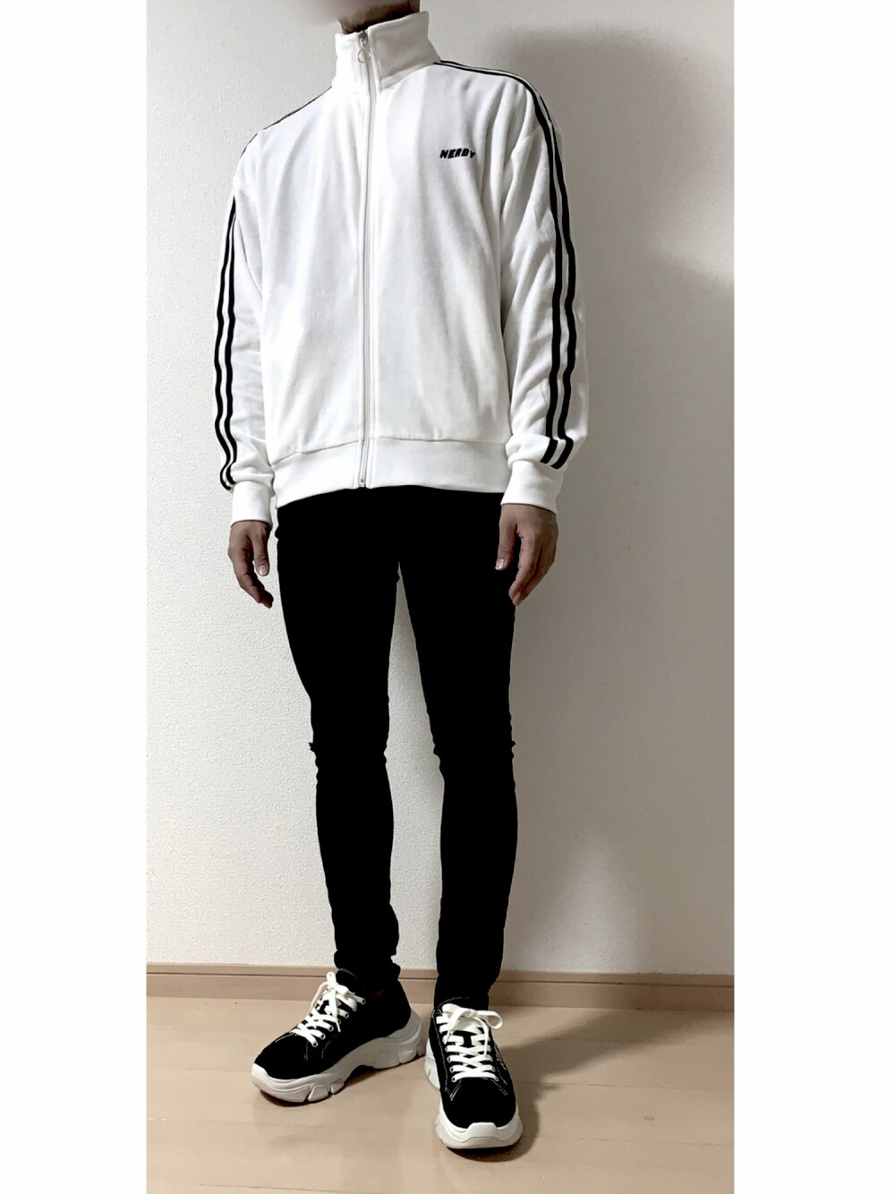 「秋コーデ、nerdy、ジャージ、黒スキニー、今日のコーデ、韓国ファッション、シンプルコーデ」｜「MONO-MARTのカツラギ素材 スキニー ストレッチ パンツ(MONO-MART)（チノパンツ、ブラック系）」を使った、kyochaaaaanさん（メンズ・172cm）の秋コーディネートの1枚目の写真