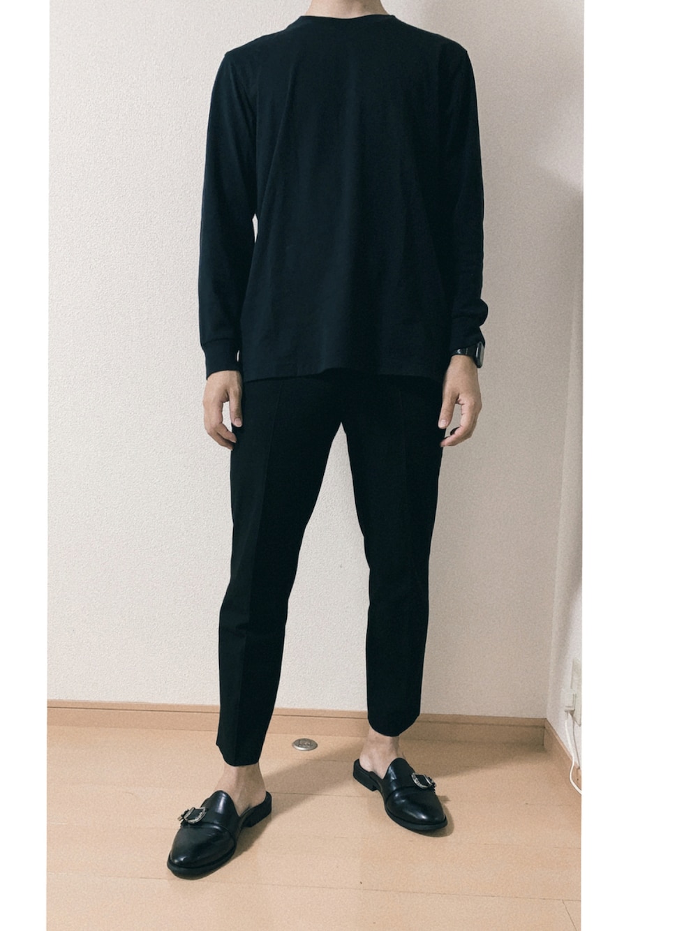 「UNIQLO、エアリズム、スマートアンクルパンツ、全身ユニクロ、全身黒、ブラックコーデ」｜「SVECのメタル バックル モンクストラップ ミュール サンダル / SVEC / シュベック（サンダル、ブラック系）」を使った、kyochaaaaanさん（メンズ・172cm）の秋コーディネートの1枚目の写真