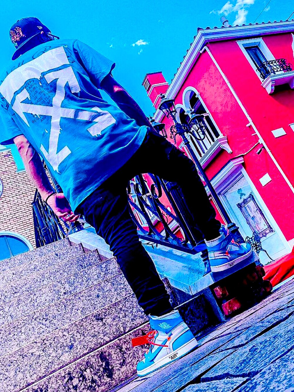 ブルー系のスニーカー、ブルー系のTシャツ/カットソー、ブラック系のカーゴパンツを着用したメンズの夏コーディネートの1枚目の写真
