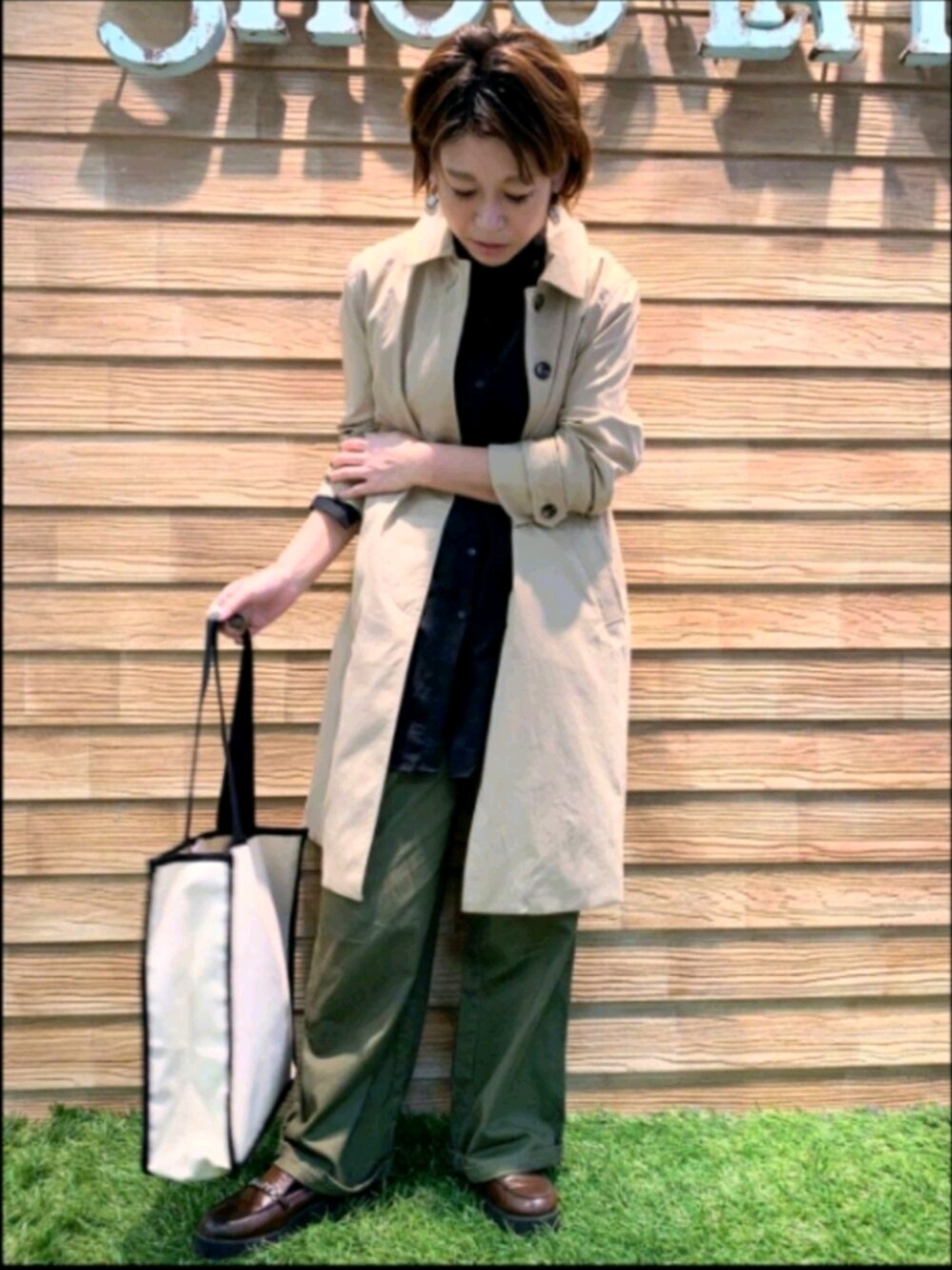 「秋コーデ、ロングシャツ、カーゴパンツ、カーキ、ステンカラーコート、ベージュコート、メンズライク、シューラルー」｜「DRESKIPの【2点セット】付け襟×バンドカラーチュニック（チュニック、ブラック系）」を使った、acoさん（レディース・160cm）の秋コーディネートの1枚目の写真