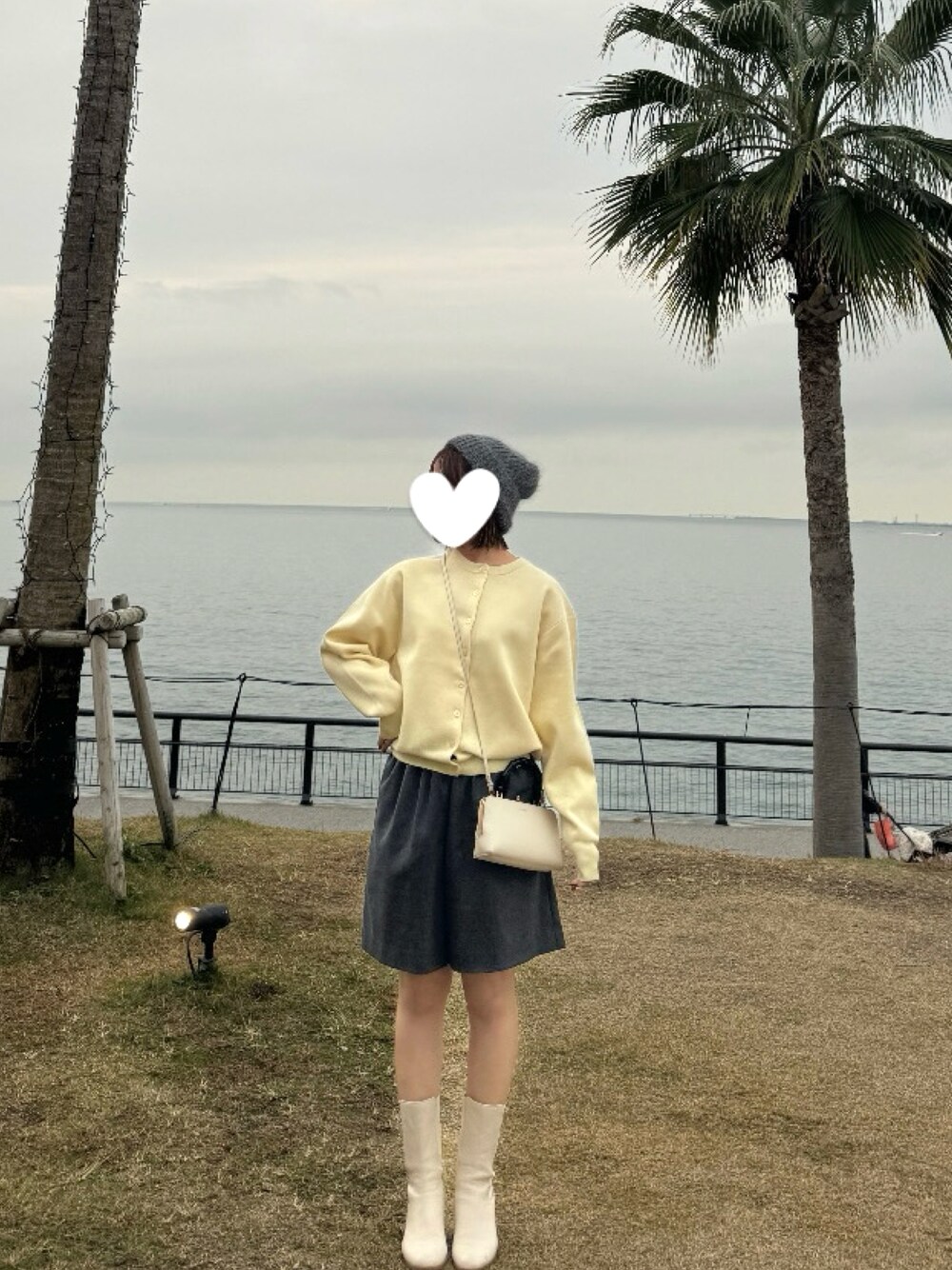 「短パンスタイル、ショートパンツ、ロングブーツ、大人女子、休日スタイル、ニット帽、ハーフパンツ、最近のいい感じコーデ」｜「BEAUTY&YOUTH UNITED ARROWSのミラノリブ ニット カーディガン -ウォッシャブル-（カーディガン/ボレロ、ベージュ系）」を使った、紗羅さん（レディース・155cm）の冬コーディネートの1枚目の写真