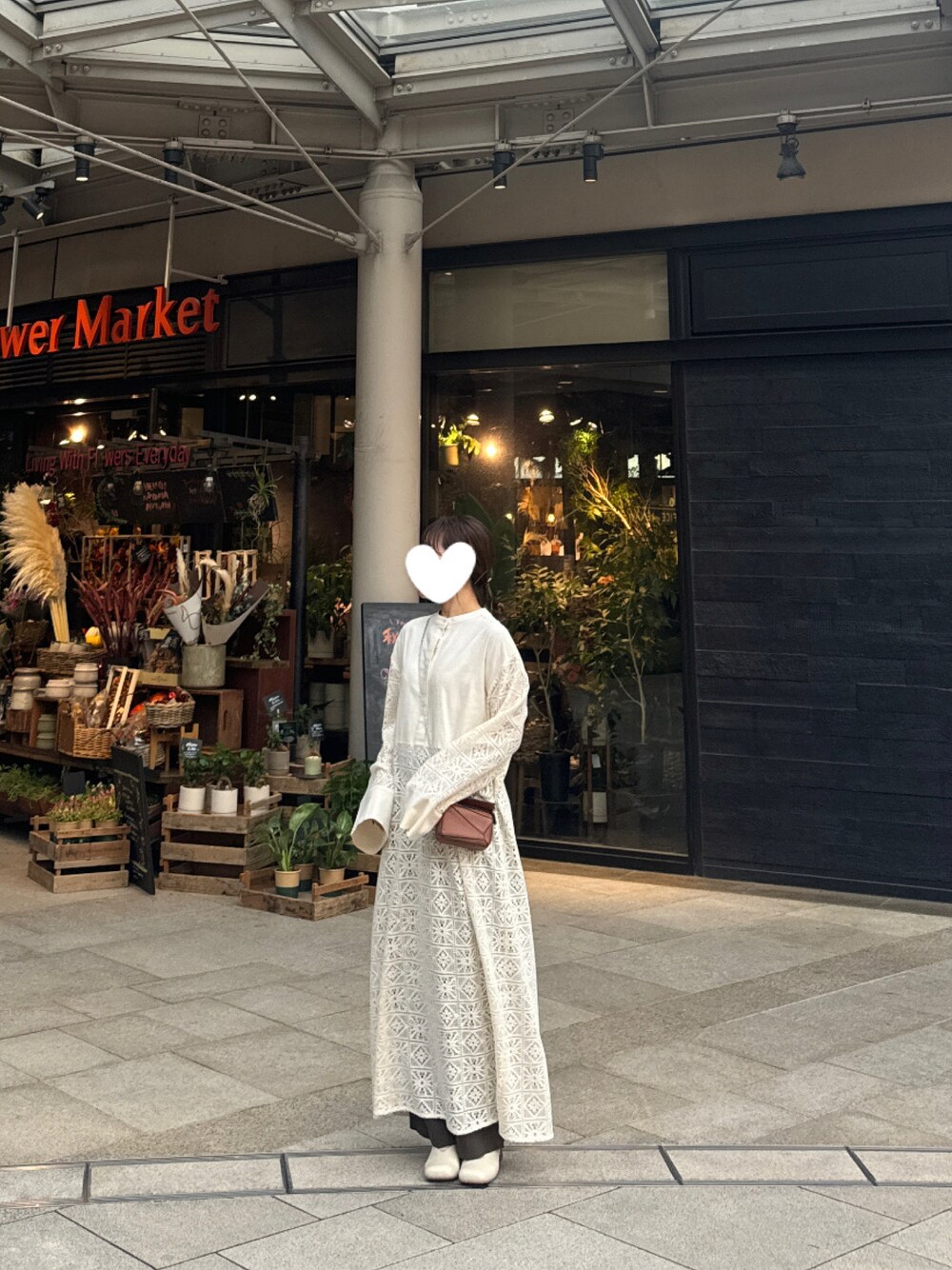 「ワンピース、秋服コーデ、淡色コーデ、大人かわいい、イエベ春、秋服」｜「LOEWEのパズルバッグ ミニ （クラシックカーフ）（ハンドバッグ、ブラウン系）」を使った、紗羅さん（レディース・155cm）の秋コーディネートの1枚目の写真