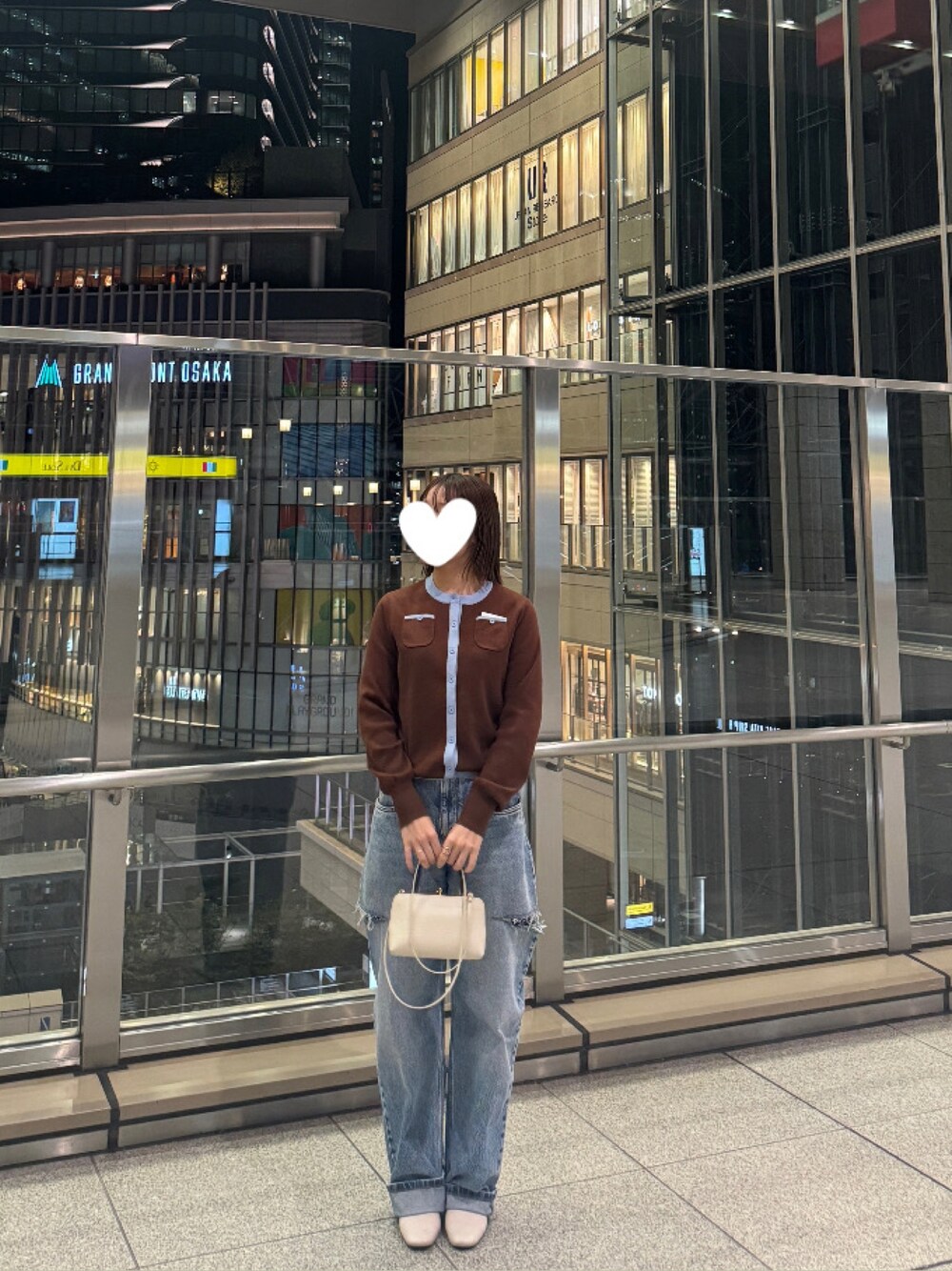 「ニット、秋服、カジュアルスタイル、オトナカジュアル、デニムパンツ、ダメージデニムパンツ、カーディガン、ブラウンコーデ」｜「JIL SANDERのGOJI MINI BAMBOO（クラッチバッグ、ブラック系）」を使った、紗羅さん（レディース・155cm）の秋コーディネートの1枚目の写真