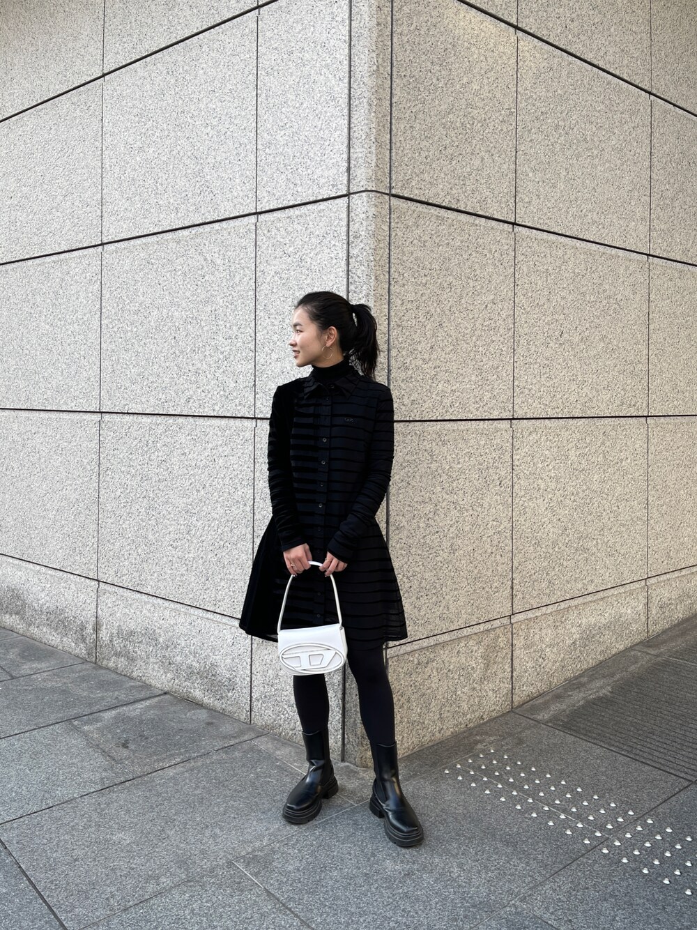 「冬、12月、ブラック、ワントーンコーデ、ワンピース、ディーゼル、DIESEL」｜「DIESELのレディース ワンピース シースルー シャツドレス ボーダー（ワンピース、ブラック系）」を使った、唯さん（レディース・160cm）の冬コーディネートの1枚目の写真