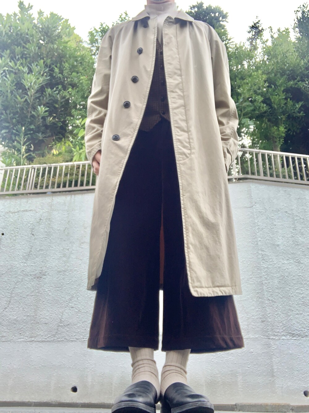 「おしゃれさんと繋がりたい、大人カジュアル、アースカラー、秋コーデ、fashionista、トレンチコート、大人コーデ、古着コーデ」｜「BURBERRYのアイテム（ベスト、ブラウン系）」を使った、mさん（メンズ・175cm）の秋コーディネートの1枚目の写真