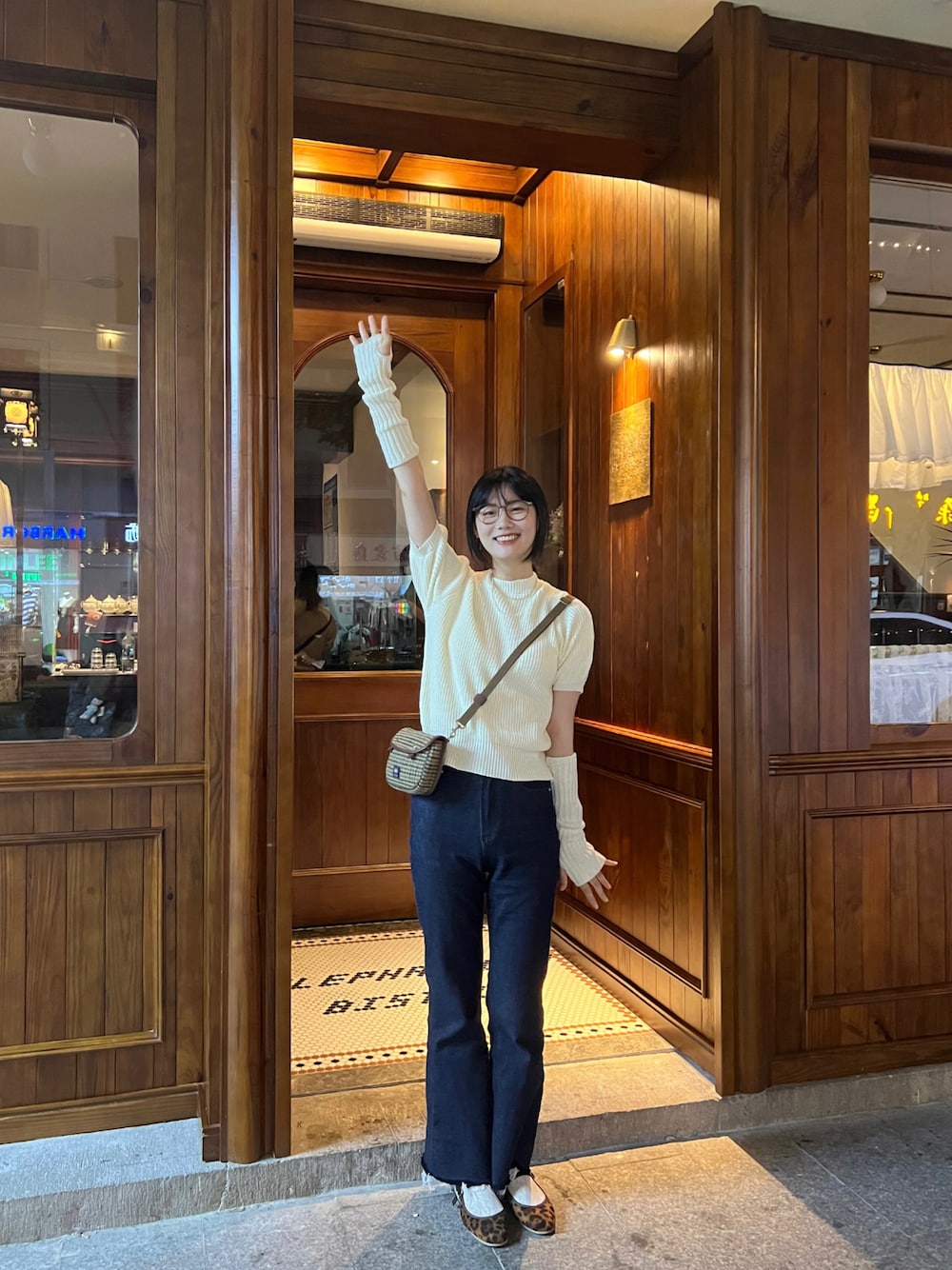 ブルー系のデニムパンツ、ホワイト系のニット/セーターを着用したレディースの秋コーディネートの1枚目の写真
