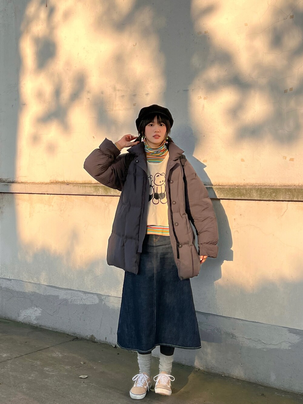 「ootd、シンプルコーデ、休日コーデ、お洒落さんとつながりたい、オトナカワイイ、スニーカー、冬コーデ、カジュアルコーデ、スカート、きれいめカジュアル、カラーコーデ、ダウンジャケット、ベレー帽、高身長女子、お出かけコーデ」｜「LOWRYS FARMのコーデュロイキャスケット　800844（キャスケット、ブラック系）」を使った、爱吃榛子酱的水怪さん（レディース・175cm）の春コーディネートの1枚目の写真